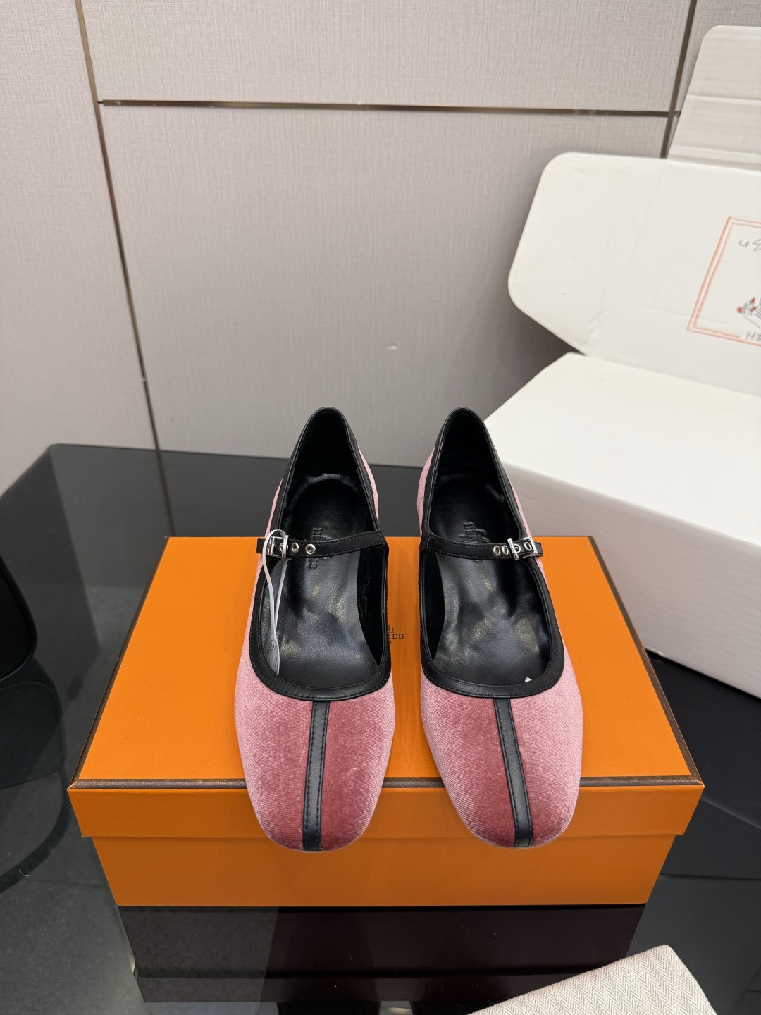 NO:747113,Purchasing level (with airplane box) Hermer/Hermès classic shoes Mary Jane kelly buckle is cool and high-end, good appearance and comfort. The pointed toe design elongates the leg line and makes the feet appear slimmer, adding a feminine elegance. The fabric is made of imported cowhide and velvet. The inner foot pads are all mixed sheepskin. The Italian imported cowhide outsole Size35-39 (40/41 customized), single shoes, hermes, hermes, mary  jane,cowhide,sheepskin19860909代购级 (配飞机盒) Hermer/爱马仕经典单鞋玛丽珍 kelly扣酷酷的 高级感满满 颜值和舒适度都很友好 尖头设计拉长腿部线条 使脚部显得更加纤细 增添女性的优雅气质. 面料采用进口牛皮,丝绒 内里垫脚均为混种羊皮 意大利进口牛皮大底 Size35-39（40/41定制）,单鞋,hermes,hermes,mary jane,cowhide,sheepskin,Women's Shoes