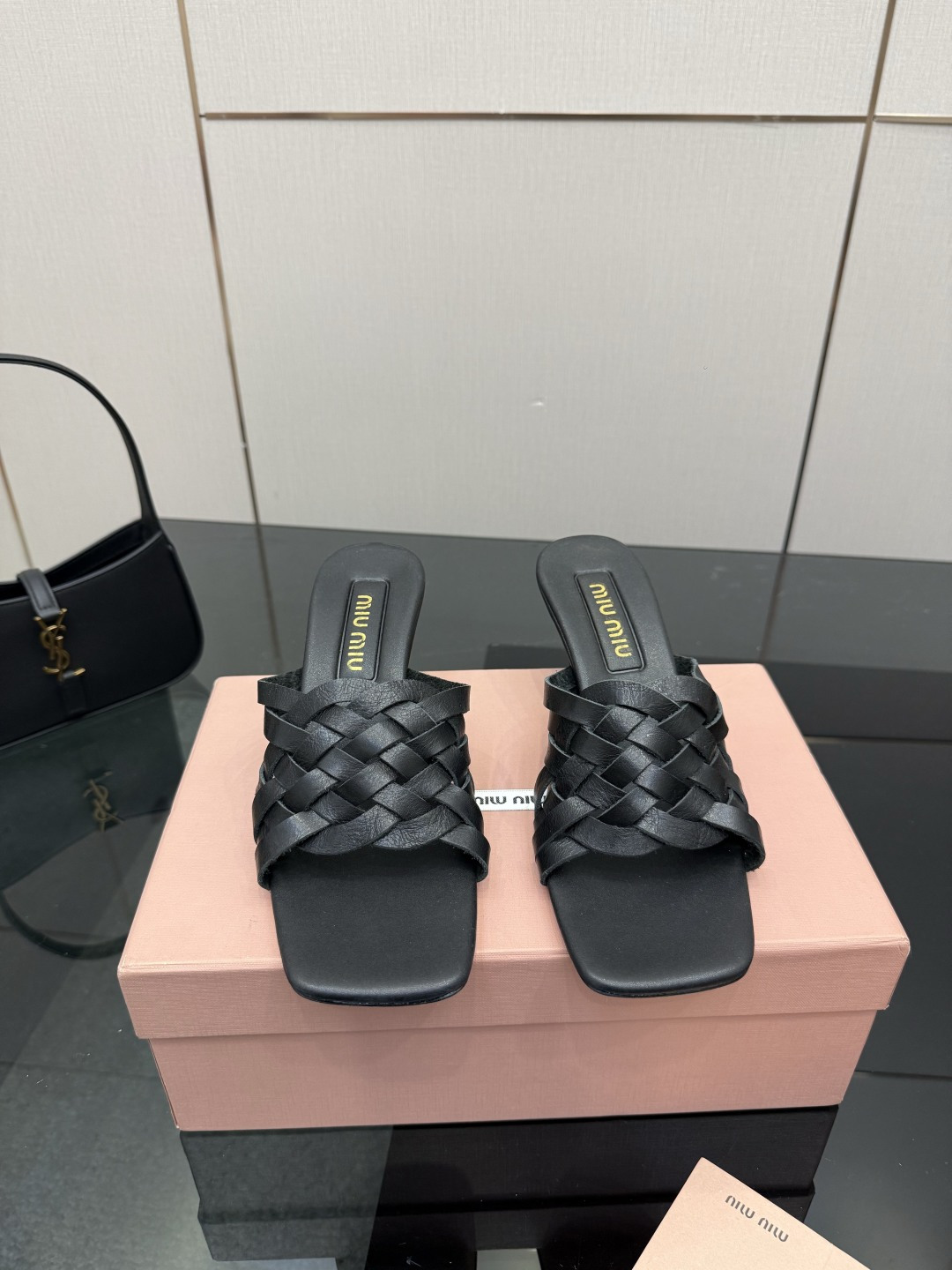 NO:747128,MIU MIU26 spring and summer · The same style as Zhang Yuanying is very popular · Single shoes catwalk models appear on the covers of major fashion magazines · Stars and Xiaohongshu bloggers are wearing new retro shoes, which are particularly stunning. You will not regret it if you close your eyes. · The combination can be salty or sweet (ZP develops shoe styles, hardware, customized colors) Customized imported cowhide leather for the upper Heel height flat bottom and 6.5cm Customized imported sheepskin lining for the original genuine leather injection outsole  Size 35-39 (40 41 can be customized and non-returnable!) (full set of packaging), slippers, miumiu, slippers, cowhide, sheepskin19860909MIU MIU26春夏·大热张元英同款·单鞋走秀款出现在各大时装杂志封面·各路明星、小红书博主着用全新复古上脚尤为惊艳到你的一款闭眼入都是不会后悔·搭配还是可咸可甜（ZP开发鞋型、五金、订制颜色） 鞋面定制进口牛皮 跟高平底和6.5cm 内里定制进口绵羊皮 鞋底原版真皮注塑大底 码数35-39（40 41可定做不退换！）（全套包装）,拖鞋,miumiu,slippers,cowhide,sheepskin,Women's Shoes