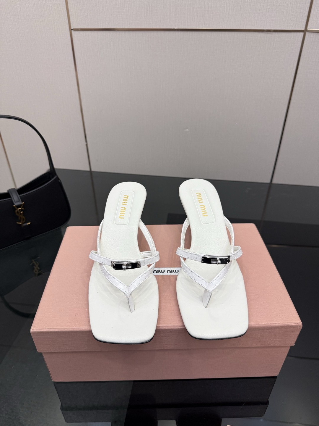 NO:747125,MIU MIU26 spring and summer · The same style as Zhang Yuanying is very popular · Single shoes catwalk models appear on the covers of major fashion magazines · Stars and Xiaohongshu bloggers are wearing new retro shoes, which are particularly stunning. You will not regret it if you close your eyes. · The combination can be salty or sweet (ZP develops shoe styles, hardware, customized colors) Customized imported cowhide for the upper Heel height 6.5cm Customized imported sheepskin lining Original leather injection outsole  Size 35-39 (40 and 41 can be customized and non-returnable!) (full set of packaging), split-toe shoes, miumiu, cowhide, sheepskin19860909MIU MIU26春夏·大热张元英同款·单鞋走秀款出现在各大时装杂志封面·各路明星、小红书博主着用全新复古上脚尤为惊艳到你的一款闭眼入都是不会后悔·搭配还是可咸可甜（ZP开发鞋型、五金、订制颜色） 鞋面定制进口牛皮 跟高6.5cm 内里定制进口绵羊皮 鞋底原版真皮注塑大底 码数35-39（40 41可定做不退换！）（全套包装）,分趾鞋,miumiu,cowhide,sheepskin,Women's Shoes