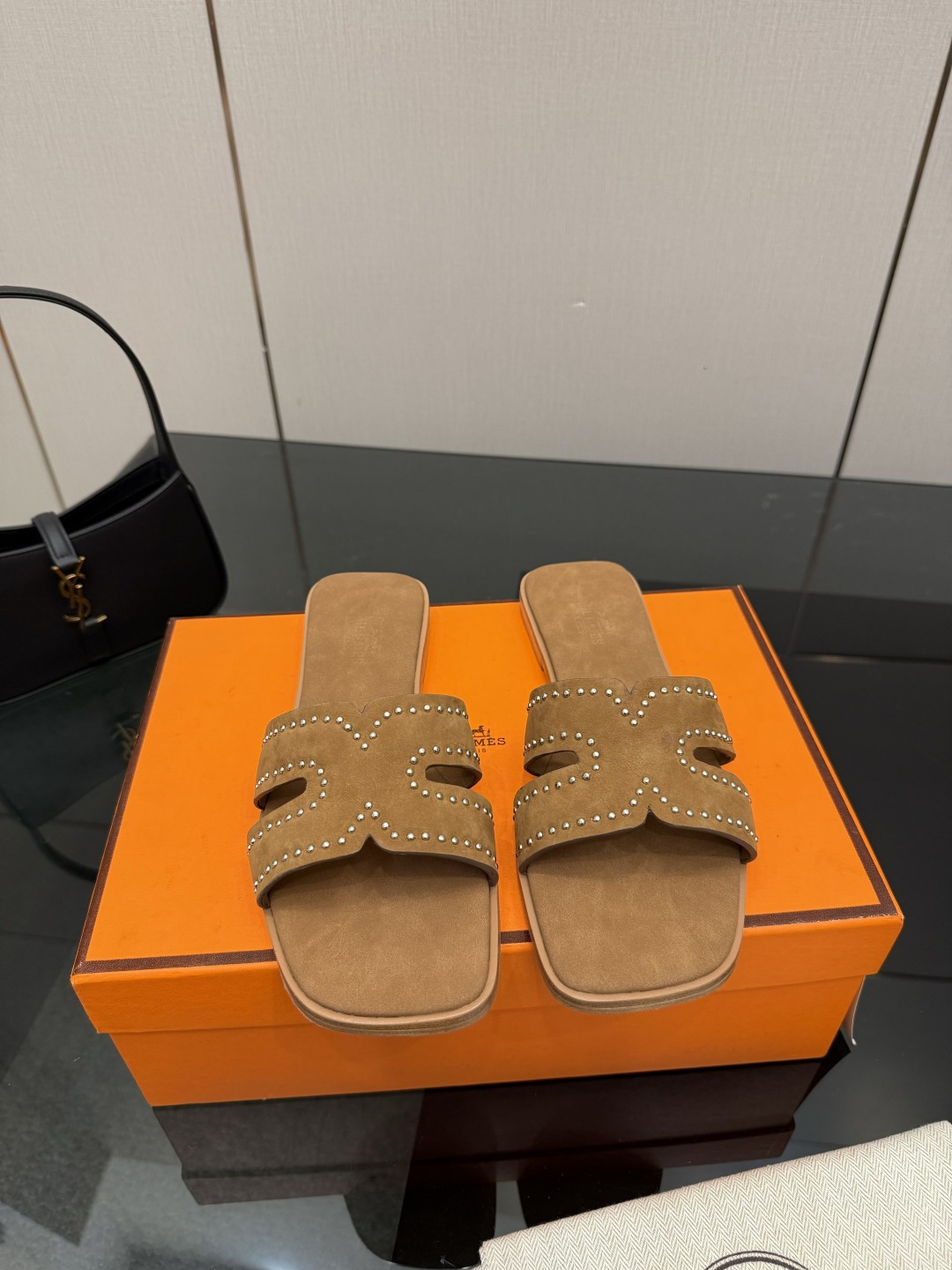 NO:747122,Purchasing-grade Hermer/Hermès classic square-toe slippers. The kelly buckle is cool and full of high-end feeling. It is both good-looking and comfortable. The pointed toe design elongates the leg line, making the feet appear slimmer and adding a feminine elegance. The fabric is imported from Beijing, the lining of the feet is made of mixed sheepskin, and the outsole is imported from Italy.  Size35-39 (40/41 customized), slippers, hermes, hermes, slippers, cowhide, sheepskin, sheep19860909代购级 Hermer/爱马仕经典方头拖鞋 kelly扣酷酷的 高级感满满 颜值和舒适度都很友好 尖头设计拉长腿部线条 使脚部显得更加纤细 增添女性的优雅气质. 面料采用进口羊京 内里垫脚均为混种羊皮 意大利进口牛皮大底 Size35-39（40/41定制）,拖鞋,hermes,hermes,slippers,cowhide,sheepskin,sheep,Women's Shoes