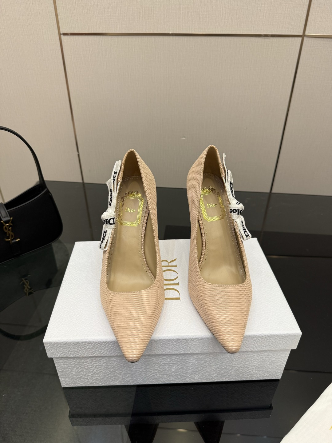 NO:747115,J'ADIOR Dior 2026 early spring new ribbon bow high-heeled women's shoes. Stars' same style CD letter logo flat-bottomed square-head hollow color-blocking shoes. The top version on the market. Material upper imported eco-friendly jacquard + water-dyed sheepskin lining + Italian genuine leather outsole. Heel height: flat bottom/medium heel 6.5CM/high heel 9.5CM.  Size34-42 (34.40.41.42. No return or exchange), high-heeled shoes, dior, dior, high heels, sheepskin, Leather soles19860909J'ADIOR 迪奥 Dior 2026早春新款织带蝴蝶结高跟女鞋 明星同款CD字母logo平底方头镂空拼色单鞋 市面顶级版本 材质鞋面进口环保提花+水染羊皮内里+意大利真皮大底 跟高:平底/中跟6.5CM/高跟9.5CM Size34-42（34.40.41.42.定律不退换）,高跟鞋单鞋,dior,dior,high heels,sheepskin,Leather soles,Women's Shoes
