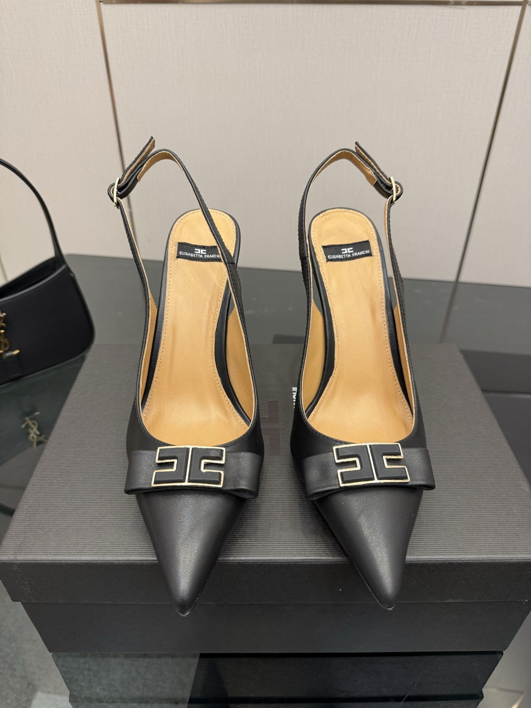 NO:758854,The highest version, an affordable luxury brand, Elisabetta Franchi. Elisabetta Franchi's beautiful high-heeled fashion show sandals. ELISABETTA FRANCH is a fashion brand from Italy. Get ready to welcome a wave of beautiful pointed high heels. The small gold bar shows the cold and cool atmosphere and the sexy pointed toe collision. Simple yet high-end. The 10.5cm heel height stabilizes the elegant temperament. The sparkling diamond strap and velvet upper light up the romantic atmosphere.  The 10.5 stiletto heel brings a new 'high' degree of beauty, instantly unlocking the proportions of supermodel legs, perfect for ceremonial wear, exuding noble charm at all times. Cowhide upper, imported sheepskin lining, imported genuine leather outsole, heel height 10.5cm, sandals, high heels, cowhide, sheepskin, Leather soles19860909最高版 一个轻奢品牌 Elisabetta Franchi Elisabetta Franchi绝美高跟时装秀场凉鞋 ELISABETTA FRANCH是来自意大利的时装品牌 准备迎接一波貌美尖头高跟的心动狙击 小金条尽显冷峻酷飒气息与性感尖头碰撞 简约不失高级 10.5cm 跟高稳住优雅气质 闪钻袢带与丝绒鞋面点亮浪漫氛围 10.5细跟美出新“高”度,即刻解锁超模腿比例完美适配仪式感穿搭,时刻散发矜贵魅力 鞋面牛皮面 内里进口绵羊皮 鞋底进口真皮大底 跟高10.5cm,高跟鞋凉鞋,sandals,high heels,cowhide,sheepskin,Leather soles,Women's Shoes