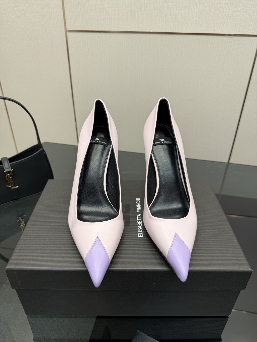 NO:748013,The highest version, an affordable luxury brand, Elisabetta Franchi. Elisabetta Franchi's beautiful high-heeled fashion show sandals. ELISABETTA FRANCH is a fashion brand from Italy. Get ready to welcome a wave of beautiful pointed high heels. The small gold bar shows the cold and cool atmosphere and the sexy pointed toe collision. Simple yet high-end. The 10.5cm heel height stabilizes the elegant temperament. The sparkling diamond strap and velvet upper light up the romantic atmosphere.  The 10.5 stiletto heel brings a new 'high' degree of beauty, instantly unlocking the proportions of supermodel legs, perfect for ceremonial wear, exuding noble charm at all times. Cowhide upper, imported sheepskin lining, imported genuine leather outsole, heel height 10.5cm, high-heeled shoes, sandals, high heels, cowhide, sheepskin, Leather soles19860909最高版 一个轻奢品牌 Elisabetta Franchi Elisabetta Franchi绝美高跟时装秀场凉鞋 ELISABETTA FRANCH是来自意大利的时装品牌 准备迎接一波貌美尖头高跟的心动狙击 小金条尽显冷峻酷飒气息与性感尖头碰撞 简约不失高级 10.5cm 跟高稳住优雅气质 闪钻袢带与丝绒鞋面点亮浪漫氛围 10.5细跟美出新“高”度,即刻解锁超模腿比例完美适配仪式感穿搭,时刻散发矜贵魅力 鞋面牛皮面 内里进口绵羊皮 鞋底进口真皮大底 跟高10.5cm,高跟鞋单鞋,sandals,high heels,cowhide,sheepskin,Leather soles,Women's Shoes