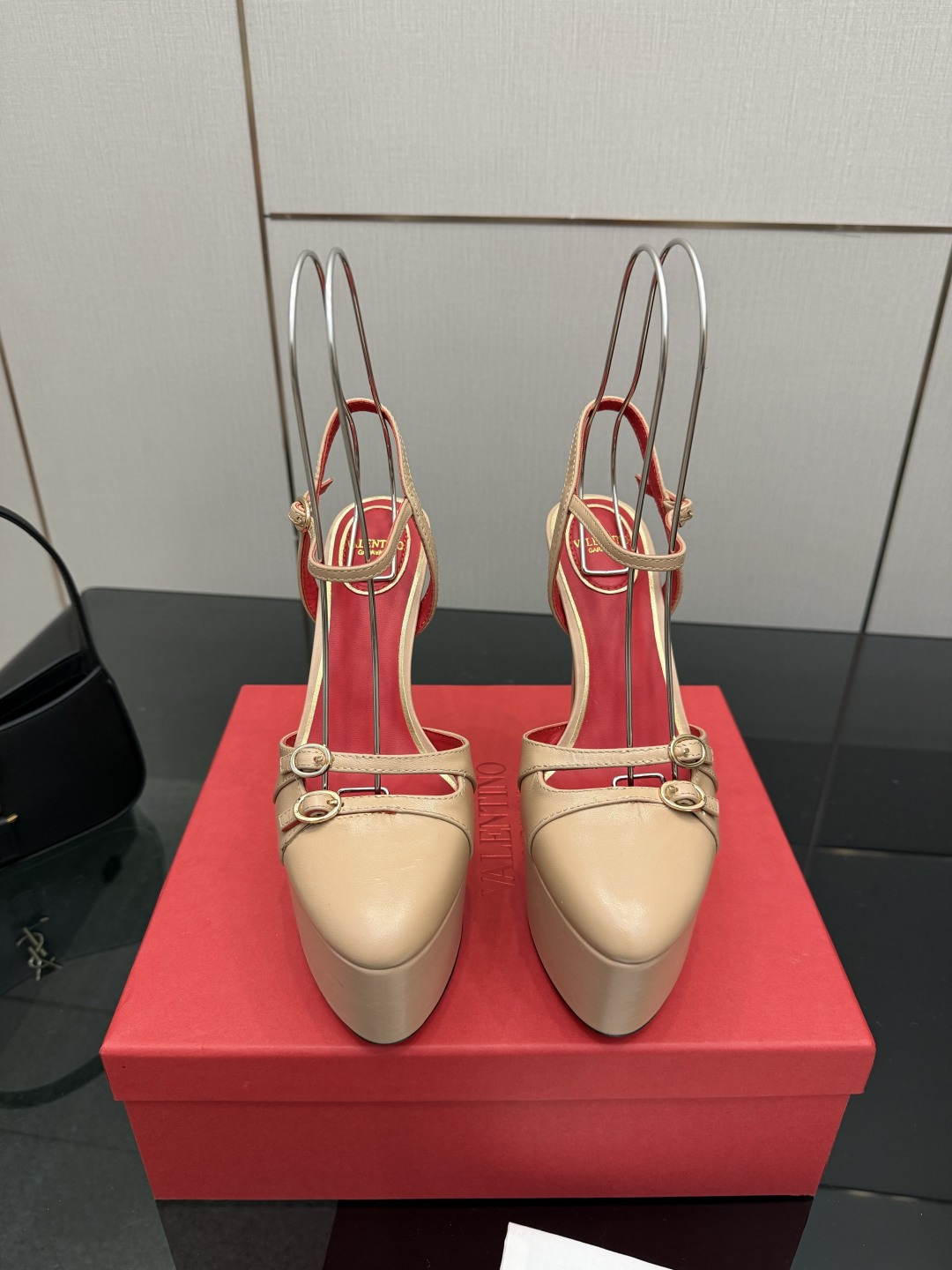 NO:749083,VALENTINO Valentino classic sandals single shoes spring and summer VLOGO SIGNATURE shoe shape has smooth lines. The version is great and is comfortable on the foot. Increases height. Looks slimmer. Elongates the leg line. Comfortable on the foot. Increases height. Looks slimmer. Elongates the leg line. The upper is sheepskin. The lining is original leather sole. The sole is genuine leather. Size 35-39  (35.40.41.42 Customized, non-refundable and non-exchangeable), high heels and sandals, valentino, valentino, sandals, high heels, sheepskin19860909VALENTINO华伦天奴经典凉鞋单鞋春夏VLOGO SIGNATURE鞋型线条流畅.版型超赞上脚舒适.增高.显瘦.拉长腿部线条 上脚舒适.增高.显瘦.拉长腿部线条 鞋面对版羊皮 内里原版真皮鞋底 鞋底真皮鞋底 尺码35-39 (35.40.41.42定制不退不换),高跟鞋凉鞋,valentino,valentino,sandals,high heels,sheepskin,Women's Shoes