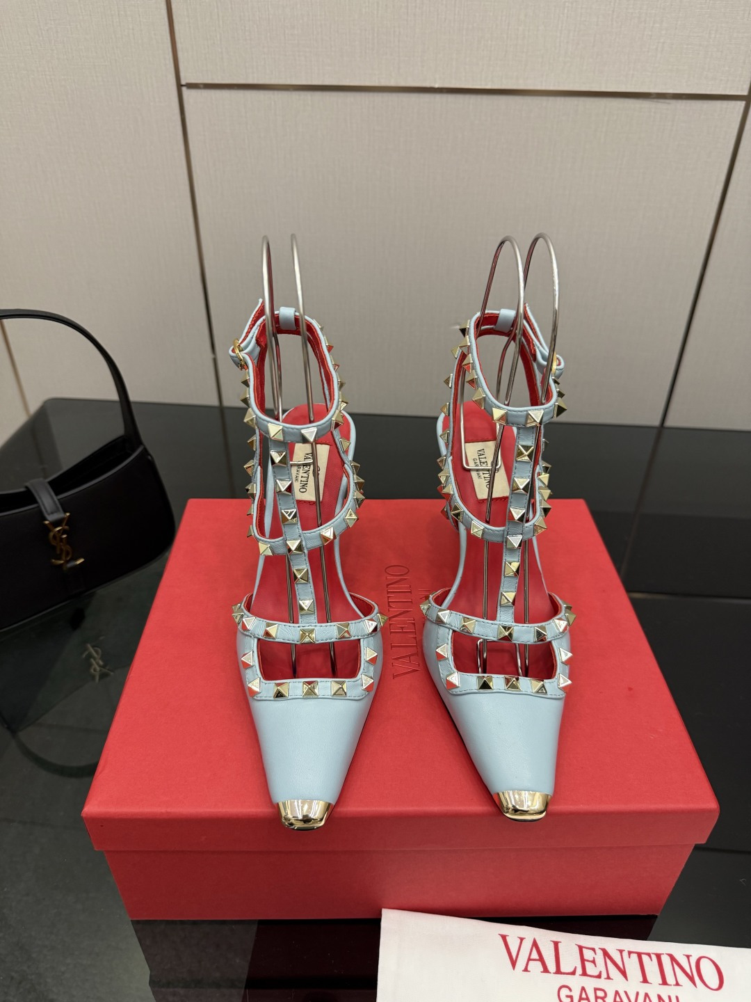 NO:749087,What you see is what you get VALENTINO Valentino classic sandals spring and summer VLOGO SIGNATURE shoes with smooth lines. Awesome version. Comfortable on the foot. Increase height. Look slimmer. Elongate the leg line. Comfortable on the foot. Increase height. Look slimmer. Elongate the leg line. Sheepskin on the upper. Original leather sole on the lining. Genuine leather sole on the sole. Size 35-39  (35.40.41.42 Customized, non-refundable and non-exchangeable), high heels and sandals, valentino, valentino, sandals, high heels, sheepskin19860909所见即所得VALENTINO华伦天奴经典凉鞋单鞋春夏VLOGO SIGNATURE鞋型线条流畅.版型超赞上脚舒适.增高.显瘦.拉长腿部线条 上脚舒适.增高.显瘦.拉长腿部线条 鞋面对版羊皮 内里原版真皮鞋底 鞋底真皮鞋底 尺码35-39 (35.40.41.42定制不退不换),高跟鞋凉鞋,valentino,valentino,sandals,high heels,sheepskin,Women's Shoes