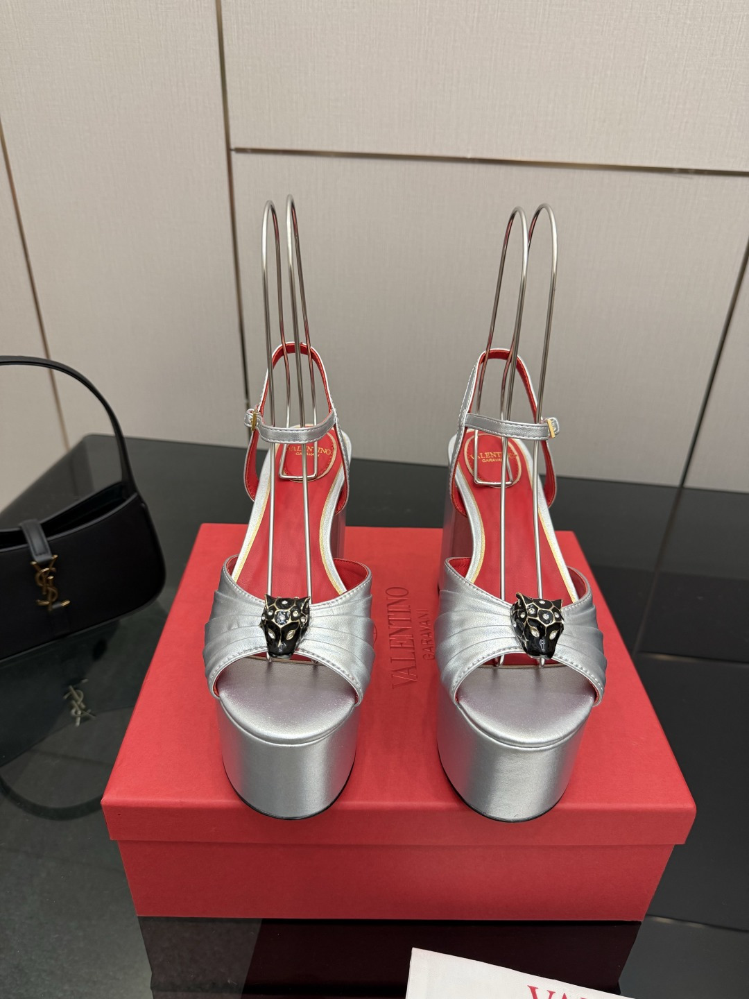 NO:749091,VALENTINO Valentino classic sandals single shoes spring and summer VLOGO SIGNATURE shoes have smooth lines. The version is great and is comfortable on the foot. Increases height. Looks slimmer. Elongates the leg line. Comfortable on the foot. Increases height. Looks slimmer. Elongates the leg line. The upper is made of sheepskin. The heel height is 11cm. The inner lining is original leather sole. The sole is genuine leather. Size 35-39  (35.40.41.42 Customized, non-refundable and non-exchangeable), high heels and sandals, valentino, valentino, sandals, high heels, sheepskin19860909VALENTINO华伦天奴经典凉鞋单鞋春夏VLOGO SIGNATURE鞋型线条流畅.版型超赞上脚舒适.增高.显瘦.拉长腿部线条 上脚舒适.增高.显瘦.拉长腿部线条 鞋面对版羊皮 跟高11cm 内里原版真皮鞋底 鞋底真皮鞋底 尺码35-39 (35.40.41.42定制不退不换),高跟鞋凉鞋,valentino,valentino,sandals,high heels,sheepskin,Women's Shoes