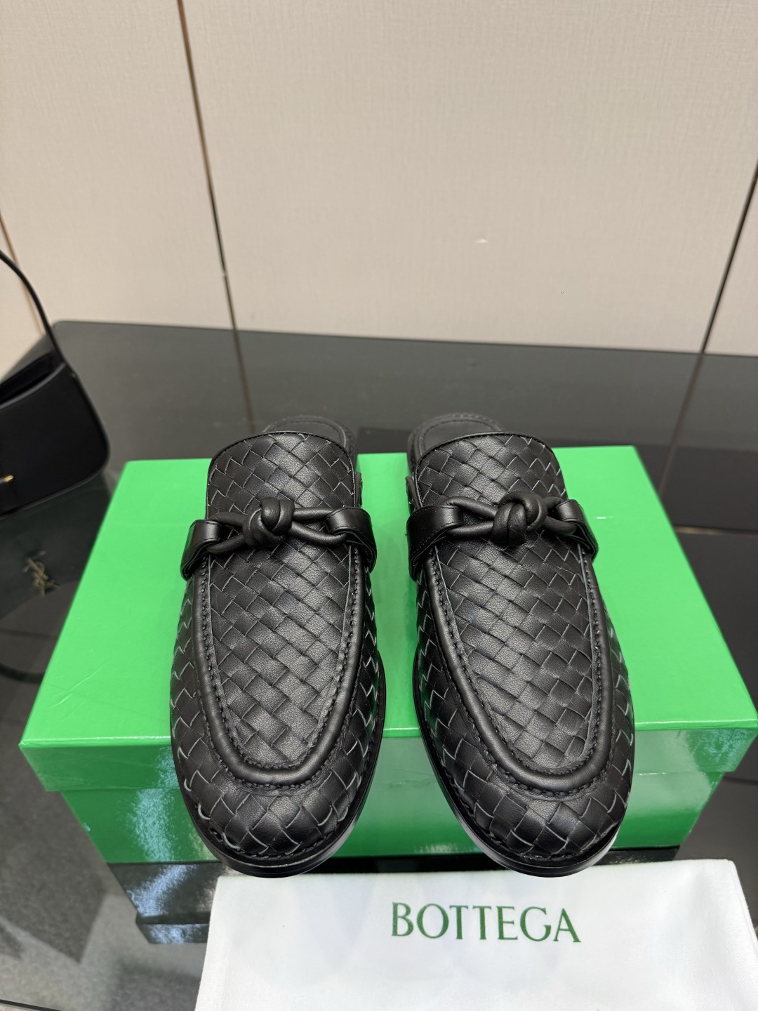 NO:757810,Women's Men's BOTTEGA VENET* Men's and Women's Astaire Loaf Slippers Black Top-layer calfskin Another popular trend today Ceiling The most versatile color Exquisite flat bottom Wrapped fabric Same color heel Carefully designed Never sloppy Durable and comfortable —————————————— Upper material Calfskin Hand-woven Material soft and smooth Hand-sewn rear zipper closure design Sexy and comfortable Hand-stitching process  The inner lining of the foot pads is made of sheepskin, which is comfortable and high-end. The nailed outsole is made from the original mold. The same genuine leather outsole is matched to the standard. The original packaging is used. The shoe bag is printed with glue logo technology. The most high-end in the market. Hot melt glue is used to shape the toe and heel. It is easy to rebound and does not deform. Flat bottom series. Packing fabric technology. Italian computer sewing machine is used for the upper stitching. Fine workmanship. Original packaging is used. Women 35 36 37 38 39 40  41 42 Men 39 40 41 42 43 44 45 46 (Female 40 41 42 Male 45 46 20 customized), half drag, bottega veneta, loafers, slippers, cowhide, sheepskin, Leather soles19860909女款男款 BOTTEGA VENET* 男女款 Astaire乐福 拖鞋 黑色 头层小牛皮 当今流行的又一趋势 天花板啦 最全色百搭 精致平底 包裹面料 同色跟皮 用心设计 绝不马虎 耐穿舒适 —————————————— 鞋面材质 小牛皮 手工编织  材质柔软顺滑 手工缝制后拉链开合设计 性感舒适 手工缝制工艺 垫脚内里选用羊皮内里舒适高端 打钉大底选用原版开模 一致真皮大底  对标对版 选用原版包装 鞋子布袋采用印胶logo工艺 市场最高端 采用热熔胶定型鞋头 后跟 易回弹不变形 平底 系列 包面料工艺 鞋面车线选用意大利电脑针车 做工精细 选用原版包装  女士 35 36 37 38 39 40 41 42  男士 39 40 41 42 43 44 45 46 （女40 41 42 男45 46 20定制）,半拖,bottega veneta,loafers,slippers,cowhide,sheepskin,Leather soles,Women's Shoes