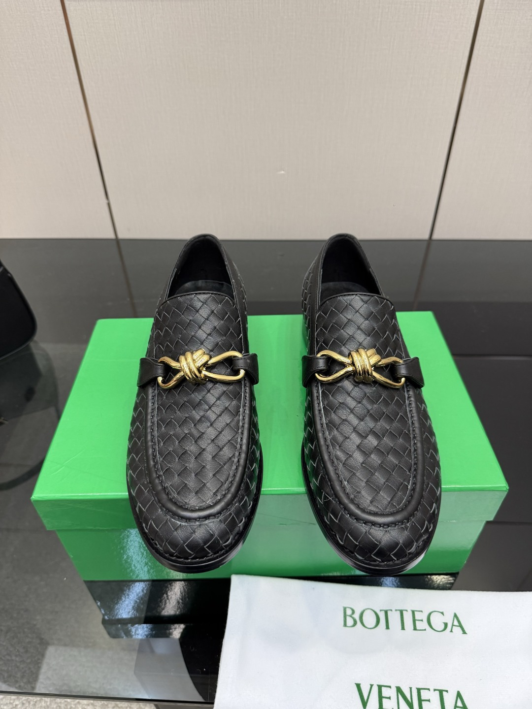 NO:757802,Women's Men's BOTTEGA VENET* Men's and Women's Astaire Loaf Shoes Black Top-layer calfskin Another popular trend today Ceiling The most versatile color Exquisite flat sole Wrapped fabric Same-color heel Carefully designed Never careless Durable and comfortable —————————————— Upper material Calfskin Hand-woven Material soft and smooth Hand-sewn rear zipper closure design Sexy and comfortable Hand-stitched craftsmanship  The inner lining of the foot pads is made of sheepskin, which is comfortable and high-end. The nailed outsole is made from the original mold. The same genuine leather outsole is matched to the standard. The original packaging is used. The shoe bag is printed with glue logo technology. The most high-end in the market. Hot melt glue is used to shape the toe and heel. It is easy to rebound and does not deform. Flat bottom series. Packing fabric technology. Italian computer sewing machine is used for the upper stitching. Fine workmanship. Original packaging is used. Women 35 36 37 38 39 40  41 42 men 39 40 41 42 43 44 45 46 (women 40 41 42 men 45 46 20 customized), loafers, bottega veneta, loafers, cowhide, sheepskin, Leather soles19860909女款男款 BOTTEGA VENET* 男女款 Astaire乐福 单鞋 黑色 头层小牛皮 当今流行的又一趋势 天花板啦 最全色百搭 精致平底 包裹面料 同色跟皮 用心设计 绝不马虎 耐穿舒适 —————————————— 鞋面材质 小牛皮 手工编织  材质柔软顺滑 手工缝制后拉链开合设计 性感舒适 手工缝制工艺 垫脚内里选用羊皮内里舒适高端 打钉大底选用原版开模 一致真皮大底  对标对版 选用原版包装 鞋子布袋采用印胶logo工艺 市场最高端 采用热熔胶定型鞋头 后跟 易回弹不变形 平底 系列 包面料工艺 鞋面车线选用意大利电脑针车 做工精细 选用原版包装  女士 35 36 37 38 39 40 41 42  男士 39 40 41 42 43 44 45 46 （女40 41 42 男45 46 20定制）,乐福鞋,bottega veneta,loafers,cowhide,sheepskin,Leather soles,Women's Shoes