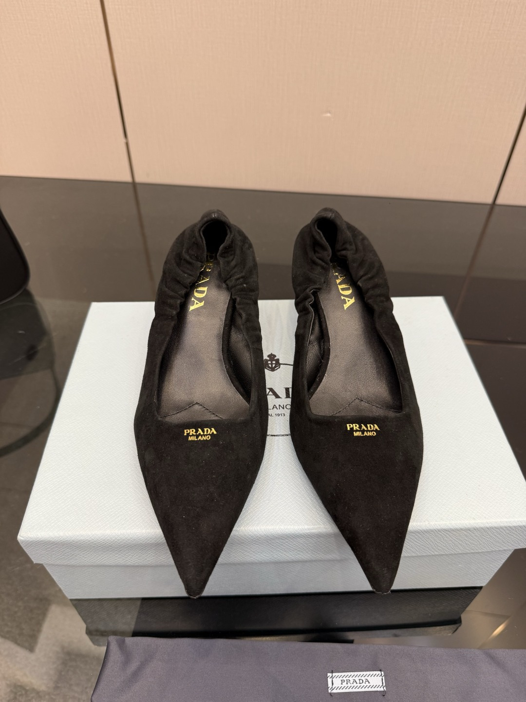 NO:757783,Prada/Prada 26WF early spring new pointed-toe high-heeled shoes. When the bright orange show sunlight penetrates the steel window, this pair of catwalk high-heeled shoes comes out of the light. It uses 'constructed body' to deconstruct the established definition of elegance. The pointed-toe design not only lengthens the leg shape, it breaks away from the inertial perception of 'comfort is luxury', but uses the skin-friendly texture of the sheepskin lining to achieve dual freedom of mind and body. From commuter suits to dinner dresses, it seamlessly adapts to multiple scenes.  Allowing women to switch between being capable and feminine. Every time they set foot is the whisper of the metal logo and the ground. It is the resonance of avant-garde design and daily functions. It is also the undefined confidence and edge of contemporary women. The fabric is made of original custom cowhide, Yangjing. The lining and toes are all sheepskin. Italian imported leather outsole. Heel height 5.5cm, size 35-39 (customized 40/41), single shoes, prada, prada, high heels, skirts, business  suit,cowhide,sheepskin,sheep,leather soles19860909Prada/普拉达26WF早春新品尖头高跟鞋 当亮橙色秀场的阳光穿透钢窗 这双走秀高跟鞋踏光而来 以“构筑之躯” 解构优雅的既定定义 尖头设计不止是拉长腿型 它挣脱了“舒适即奢侈”的惯性认知 却以羊皮内里的亲肤质感 实现心灵与身体的双重自由. 从通勤西装到晚宴礼裙 它无缝适配多元场景 让女性在干练与柔美中自主切换. 每一次落脚都是金属徽标与地面的轻语 是先锋设计与日常功能的共鸣 更是当代女性不被定义的底气与锋芒. 面料采用原版定制牛皮,羊京 内里踮脚均为羊皮 意大利进口真皮大底 跟高5.5cm size35-39（40/41定制）,单鞋,prada,prada,high heels,skirts,business suit,cowhide,sheepskin,sheep,Leather soles,Women's Shoes