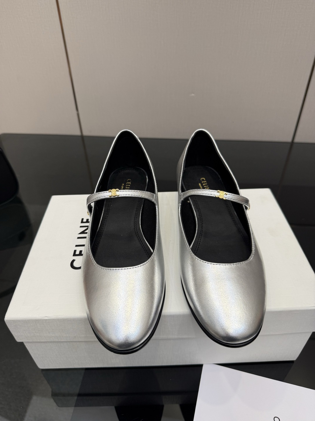 NO:757788,Celine/Céline 26WF new product Arc de Triomphe Mary Jane When the lazy tone of the Left Bank of Paris collides with the casual trend, this pair of loafers takes the classic shoe shape as the bone and the heel as the soul. The soul of the shoe body is undoubtedly the iconic Arc de Triomphe logo. The neat lines replicate the architectural edges and corners of the Arc de Triomphe in Paris. They are clear but not stiff and are integrated with the upper material. Every detail hides CELINE's century-old heritage. This symbol is never a label to show off, but a silent declaration of the independent character of contemporary women.  Write the elegance and freedom of contemporary women, making every step a gentle encounter of French romance. The fabrics are made of original customized patent leather, ribbed cloth, and denim. The lining and toes are all sheepskin. Italian imported genuine leather outsole size 35-39 (customized 40/41), single shoes, celine, celine, loafers, mary jane, sheepskin, Leather soles19860909Celine/赛琳26WF新品凯旋门玛丽珍 当巴黎左岸的慵懒腔调碰撞随性风潮 这双乐福鞋以经典鞋型为骨 以踩跟为魂 鞋身灵魂当属标志性凯旋门标识 线条利落复刻巴黎凯旋门建筑棱角 清晰不生硬 与鞋面材质浑然一体 每一处细节都藏着CELINE的百年底蕴 这枚符号从不是炫耀的标签 是当代女性独立风骨的无声宣言 书写当代女性的优雅与自在 让每一步成为法式浪漫的温柔邂逅. 面料采用原版定制漆皮,螺纹布,牛仔布 内里踮脚均为羊皮 意大利进口真皮大底 size35-39（40/41定制）,单鞋,celine,celine,loafers,mary jane,sheepskin,Leather soles,Women's Shoes