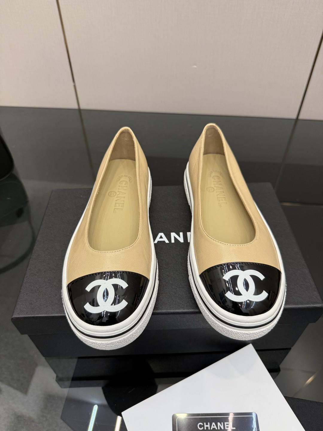 NO:758850,CHANE*｜Xiaoxiang's classic medieval diamond bow ballet shoes. When the password of the diamond pattern meets the agility of ballet, this pair of shoes becomes an elegant carrier of traveling through time. The upper is a delicate interpretation of the brand's iconic diamond pattern. Each quilting embodies the handwork warmth of old craftsmen. It echoes the exquisite large double C logo on the toe, quietly telling the classic inheritance. The leather bow on one side of the shoe body hangs gently and sways slightly with the steps.  Injecting a bit of softness and playfulness into the retro tone is Xiaoxiang's romantic intention hidden in the details. Whether it is paired with a retro plaid skirt to create a French style or with nine-point suit pants to create a commuting style, it can be seamlessly connected. With a low-key and elegant temperament, daily wear becomes a classic model that can withstand the scrutiny of time. The fabric is made of original customized patent leather lambskin, and the lining of the tiptoe is made of imported wool. The original molded custom-made non-slip outsole  size35-39 (40/41 customized),Mary Jane,chanel,mary jane,skirts,business suit,sheepskin19860909CHANE*｜小香经典中古菱格蝴蝶结 芭蕾舞鞋 当菱格纹的密码邂逅芭蕾的灵动 这双单鞋便成了穿越时光的优雅载体. 鞋面是品牌标志性菱格纹的细腻演绎 每一道绗缝都沉淀着老工匠的手作温度 与鞋头精致的大双C标识相呼应 悄然诉说着经典的传承. 鞋身一侧的皮革蝴蝶结轻轻垂落 走路时随步伐微微晃动 为复古基调注入几分柔媚俏皮 恰是小香藏在细节里的浪漫心机 无论是搭配复古格纹裙演绎法式风情 还是配九分西装裤打造通勤格调 它都能无缝衔接 用低调奢雅的气质 让日常穿搭成为经得起岁月审视的经典范本. 面料采用原版定制漆皮小羊皮 内里踮脚均为进口羊毛 原版开模定制防滑大底 size35-39（40/41定制）,玛丽珍,chanel,mary jane,skirts,business suit,sheepskin,Women's Shoes