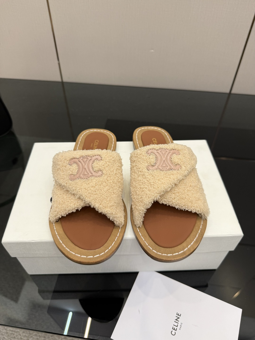 NO:758838,Exclusive new first release [CELINE] purchasing agent level!  2026 new sandals, no pressure to go in and out of the counter, heavy-duty version, refuse to look at fake low-quality goods. Original last type, debugged N times, this shoe is absolutely Vintage retro style. The upper material is plush scarf. The lining material is cowhide. The sole material is genuine leather. Shoe size 35-40 (41 is customized and non-refundable). Full package, slippers, celine, sandals, slippers, cowhide19860909独家新款首发【CELINE】代购级别！2026新品凉鞋 进出专柜无压力,重工版,拒绝一眼假low货 原版楦型,调试N次、这款上脚绝对Vintage复古风味十足 鞋面材质毛绒巾 鞋里材质牛皮 鞋底材质真皮底 鞋码35-40(41定做不退换)全套包装,拖鞋,celine,sandals,slippers,cowhide,Women's Shoes