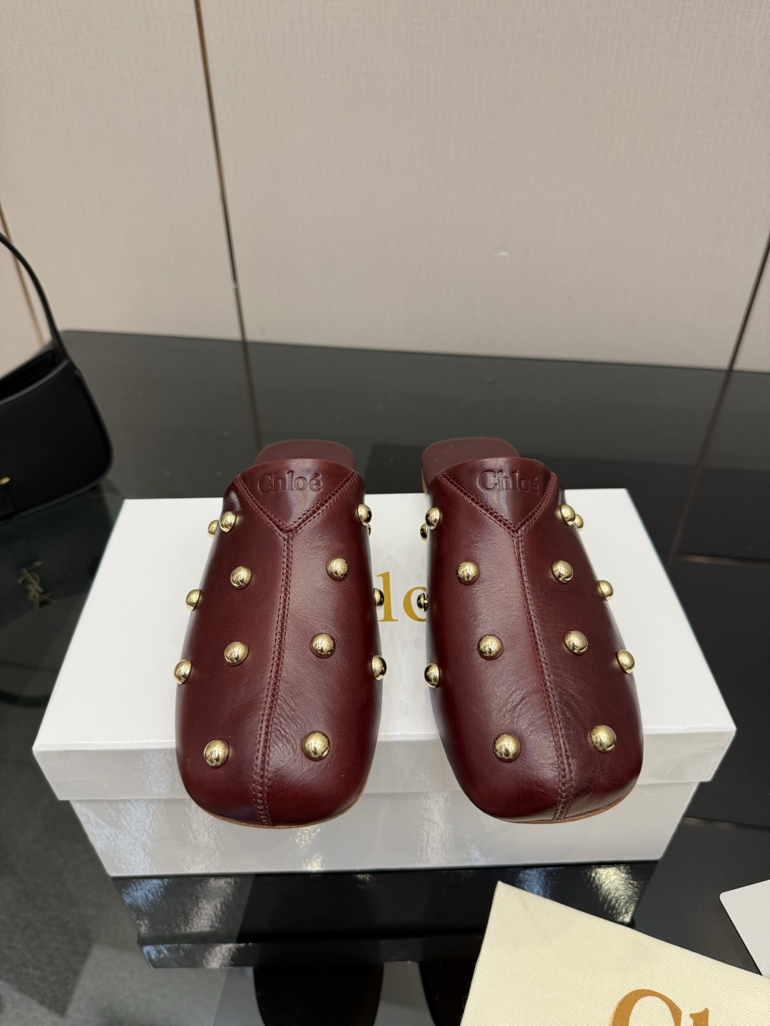 NO:758831,Chloe's latest rivet design, original private model leather outsole, unique design style rivet decoration, all the positions are just right after matching. All the craftsmanship and materials are consistent with the original version. It is definitely a pair of durable and durable shoes that are necessary for walking in the world!  !  Versatile Korean version, standard size 35-40, fabric with cowhide rivet decoration, half drag, chloe, loewe, cowhide, Leather soles19860909Chloe（克洛伊）最新铆钉设计 原版私模真皮大底,独特的设计风格铆钉装饰,配上后所有的位置刚刚好 所有的工艺与材质原版一致 绝对是一双耐穿耐看行走江湖必备利器！！百搭韩版 码数35-40标准码,面料牛皮铆钉装饰,半拖,chloe,loewe,cowhide,Leather soles,Women's Shoes