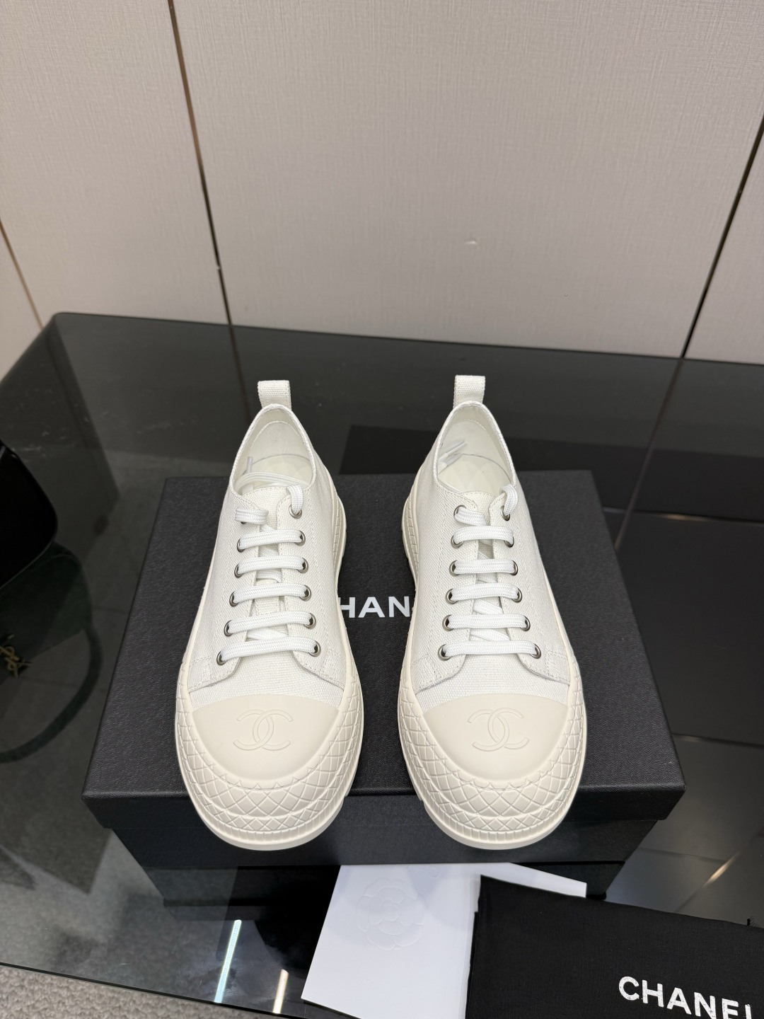 NO:758820,CHANE*｜Xiaoxiang 25P new classic double C casual shoes. I fell in love with them at first sight. It’s no exaggeration~ This is probably the charm of Xiaoxiang. She always understands girls. Although she looks very cold, she has a unique feeling when paired with black stockings. It is the latest model this year. I have already started arranging it before the counter is available~ I know you will like it. It really looks good on the feet. The rounded last is not picky at all about the shape of the feet. It also looks slim when worn on fat and fat feet. It is very visually impactful.  The upper is made of original customized cowhide and the lining is made of sheepskin. It is super soft and comfortable ~ Size35-39 (customized for 40), casual shoes/sports shoes, chanel, sneakers, cowhide, sheepskin19860909CHANE*｜小香25P新品经典 双c休闲鞋 对它一见钟情 不夸张哦～ 这大概就是小香的魅力 总是很懂女生 虽然看上去很冷但配上黑丝袜特有感觉 是今年的最新款来着 专柜还没上我就已经着手安排啦～ 知道你们一定会喜欢 上脚也确实好看 圆尖的楦头对脚型完全不挑 宽胖脚穿也显瘦 视觉上很有冲击感 鞋面采用原版定制牛皮 内里是羊皮材质 巨柔软巨舒服哦～ Size35-39（40定制）,休闲鞋/运动鞋,chanel,sneakers,cowhide,sheepskin,Women's Shoes