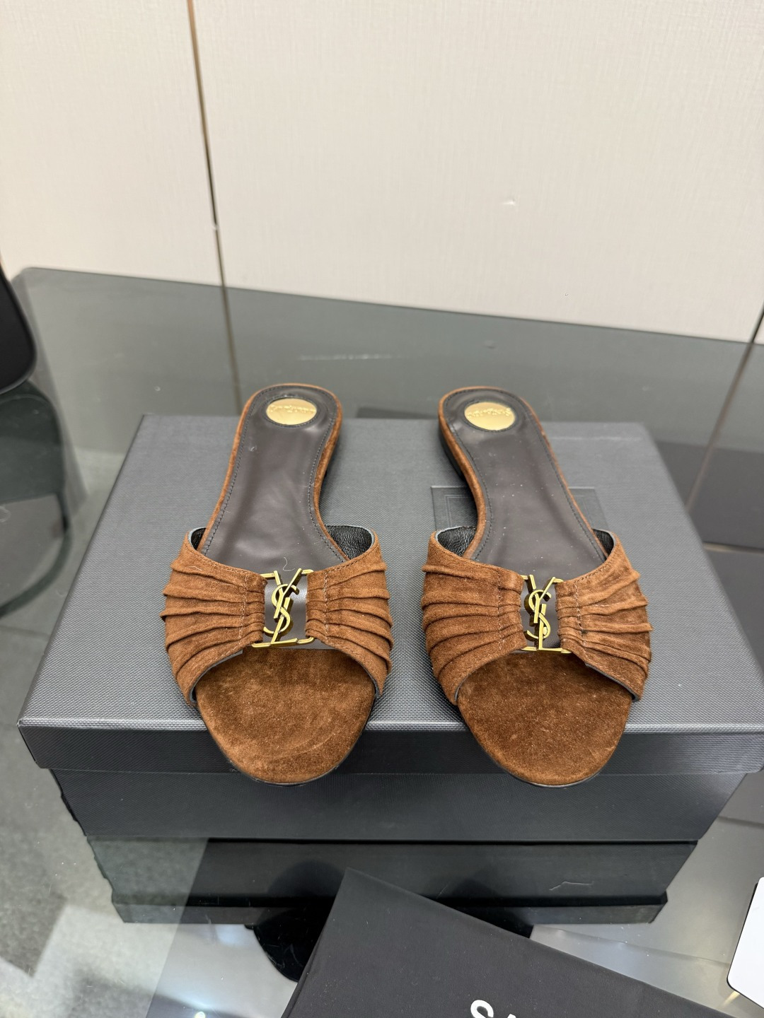 NO:787627,SAIN*LAURENT2026 new spring and summer series slippers!  How can you miss a pair of fairy shoes in the summer when slippers are so light? Pair them with various mini skirts, and you don’t have to worry about the shape of your feet at all. The transparent diamonds show a phantom under the light. It’s really too beautiful. The whiteness of your upper feet is so eye-catching!  The delicate crystal chain embellishes the delicate lines of the ankle, releasing infinite elegance. Explore more high-heeled shoes!  Fabric cowhide leather outsole Size 35-42 (customized at 40.41.42) High heels, slippers, saint laurent, high heels, slippers, skirts, cowhide, Leather soles19860909SAIN*LAURENT2026全新春夏系列拖鞋 ！ 拖鞋淡淡的夏日里怎么少得了一双仙女鞋 各种小裙子搭配起来 完全不挑脚型哦 通透的闪钻在光线的照耀下呈现幻彩 真的美的过分 上脚显白的让人上头！细巧水晶链饰点亮脚踝纤雅线条 释放无限优雅魅力 探索更多臻选高跟鞋！ 面料牛皮 大底真皮大底 码数35-42（40.41.42定制） 跟高平底,拖鞋,saint laurent,high heels,slippers,skirts,cowhide,Leather soles,Women's Shoes