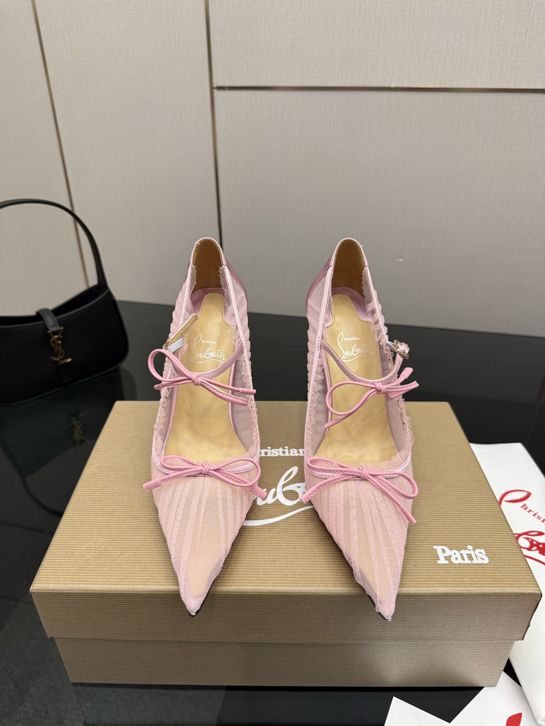 NO:788036,Christian Louboutin | 2026s original CL new show high heels ~ Fashion catwalk red-soled sandals New red-soled metal and fiery rose high-heeled shoes There is nothing to say, they are completely beautiful and crazy #fatal temptation. Upper: Beautiful new style, with roses on the toes, sewn into flowers from petals to crystal inlays, all hand-sewn. The upper feet are exquisite and attractive. The material is lace, and the lining is sheepskin. The outsole is the original imported top-quality leather outsole.  Size35–42 (35.40.41.42) Customized, non-returnable, heel height 15cm, high-heeled shoes, christian louboutin, sandals, high heels, sheepskin, Leather soles19860909Christian Louboutin | 2026s原版CL全新秀款高跟鞋～ 时装走秀红底凉鞋 新款红底金属跟火红玫瑰高跟鞋 没什么好说的就是一整个美疯#致命的诱惑 鞋面:绝美的新款,盛放足尖上的玫瑰,从花瓣缝制为花朵,在到水晶的镶嵌均全部纯手工缝制 上脚精致逼人 材质蕾丝 内里羊皮里 大底原版进口顶级真皮大底 Size35–42（35.40.41.42）订做不退换 跟高15cm,高跟鞋单鞋,christian louboutin,sandals,high heels,sheepskin,Leather soles,Women's Shoes