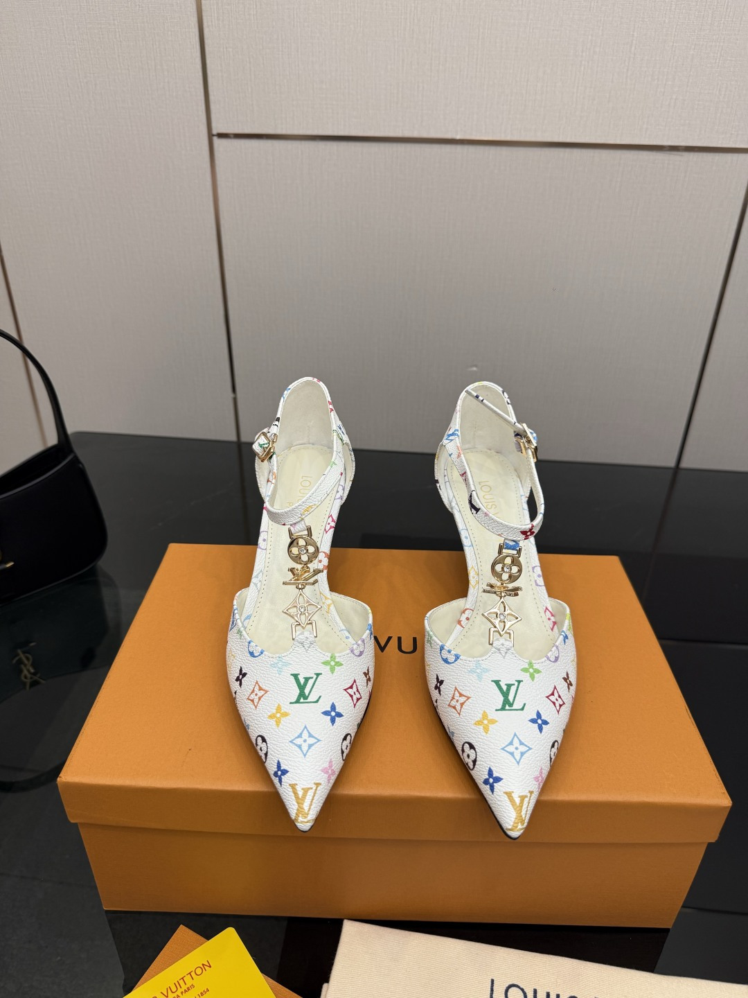 NO:788038,Louis Vuitton 2026 official website early spring series!  Perfect last, new mid-heel hollow/single shoe, official website updated simultaneously, LV hardware 'logo' is decorated, the upper is embossed, full of details, the visual feast can't hide the elegance of LV, just right, comfortable and easy to wear, full of femininity. The new original reverse mold last, the ultimate 1:1 shape, exquisite workmanship, imported high-end fabrics show exquisite texture!  Fabric imported calfskin, patent leather, presbyopia, high-quality soft sheepskin lining, imported goatskin for foot pads, Italian genuine leather outsole 6.5cm, size 34-41 (34.40, 41, customized, non-refundable and non-exchangeable), high-heeled shoes, louis vuitton, louis vuitton, high heels, cowhide, sheepskin, Leather soles19860909Louis Vuitton 2026官网早春系列！完美楦型、 新品中跟后空/单鞋、官网同步更新 Lv五金 “logo”饰以点缀,鞋面压花工艺、细节感拉满、效果视觉盛宴难以掩饰lv的优雅气质刚刚好、上脚舒适好穿、女人味十足. 新原版倒模楦型,极致1:1形体,做工精致、进口高端面料呈现出精致质感！ 面料进口小牛皮 、漆皮、老花 内里优质柔软羊皮里、 垫脚进口山羊皮、 意大利真皮大底 6.5cm 码数34-41（34.40、41、定制不退不换）,高跟鞋单鞋,louis vuitton,louis vuitton,high heels,cowhide,sheepskin,Leather soles,Women's Shoes