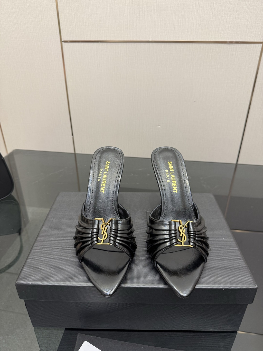 NO:788034,YSL Saint Laurent summer fish mouth new high-heeled products catwalk style high-heeled sandals new spring and summer series square buckle high-heeled sandals!  Pointed-toe high-heeled slippers, how can we miss a pair of fairy shoes in the light summer? Paired with various small skirts, it doesn't matter the shape of the feet at all. The transparent sparkling diamonds show a phantom under the light. It is really too beautiful. The whiteness of the upper feet makes people look up!  The delicate crystal chain embellishes the delicate lines of the ankle, releasing infinite elegance. Explore more high-heeled shoes!  Fabric cowhide/patent leather Outsole Genuine leather outsole Size 35-42 (customized for 40, 41, 42) Heel height 9cm, high heels and slippers, saint laurent, saint laurent, sandals, high heels, slippers, skirts, cowhide, Leather soles19860909YSL 圣罗兰夏季鱼嘴 高跟新品 走秀款高跟凉鞋 全新春夏系列后带方扣高跟凉鞋 ！ 尖头高跟拖鞋淡淡的夏日里怎么少得了一双仙女鞋 各种小裙子搭配起来 完全不挑脚型哦 通透的闪钻在光线的照耀下呈现幻彩 真的美的过分 上脚显白的让人上头！细巧水晶链饰点亮脚踝纤雅线条 释放无限优雅魅力 探索更多臻选高跟鞋！ 面料牛皮/漆皮 大底真皮大底 码数35-42（40、41、42定制） 跟高9cm,高跟鞋拖鞋,saint laurent,saint laurent,sandals,high heels,slippers,skirts,cowhide,Leather soles,Women's Shoes