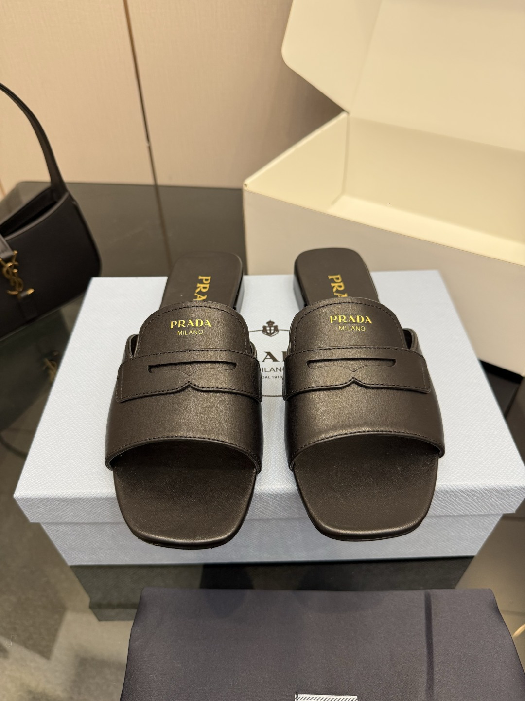 NO:788032,Prada/Prada's new classic spring and summer slippers are the most simple items worth buying in summer. Slippers with a high-end aura are also very easy to control, very comfortable and easy to wear!  Go material. The upper is made of imported lambskin. The lining is made of customized sheepskin. Original molded custom anti-slip outsole. Size35-39 (customized 40/41), slippers, prada, prada, slippers, sheepskin.19860909Prada/普拉达经典春夏新品 拖鞋 夏天最值得入手的简约单品 自带高级气场的拖鞋 也非常容易驾驭非常舒适好穿！ Go 材质 鞋面采用进口小羊皮 内里采用定制羊皮  原版开模定制防滑大底 Size35-39（40/41定制）,拖鞋,prada,prada,slippers,sheepskin,Women's Shoes