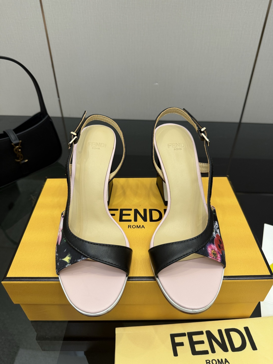 NO:788029,FENDI's latest hot style double-strap FF decorative jacquard fabric, upper cowhide, fabric, foot pad lining sheepskin, code number 35~42 (customized at 40.41.42), high heels and sandals, fendi, sandals, high heels, cowhide, sheepskin19860909FENDI最新爆款双带FF装饰性提花面料 鞋面牛皮,布料 垫脚内里羊皮 码数35~42(40.41.42定制),高跟鞋凉鞋,fendi,sandals,high heels,cowhide,sheepskin,Women's Shoes
