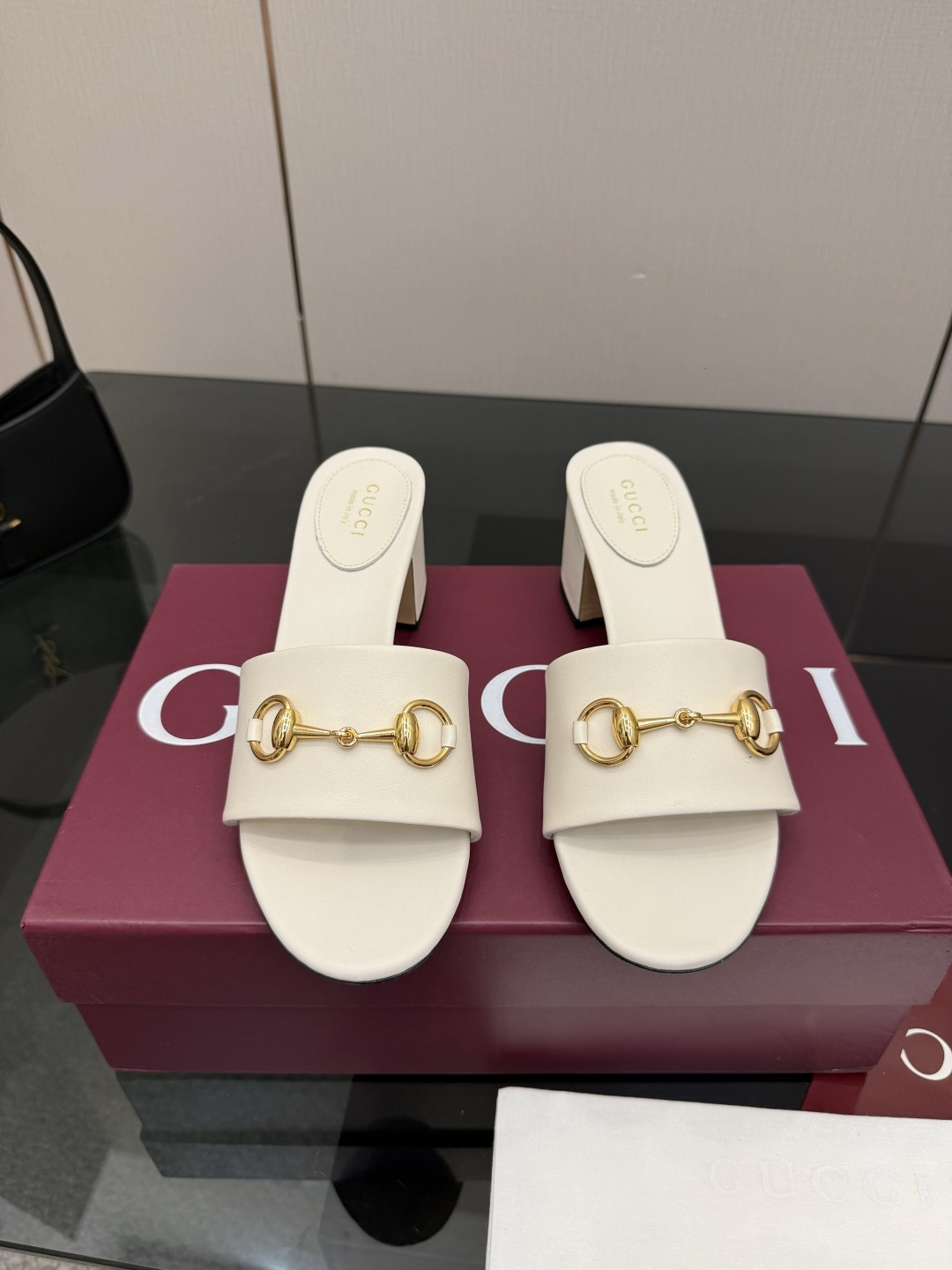 NO:788037,GUCCI Shoes Show Gucci Flat Loafers Stylish brand LOGO, highly recognizable, competing for brands, launching super series and high heels GUCCI is not out of date Gucci Paris fashion show model This series demonstrates new fashion charm and continues the ultra-high heel design. It has won the favor of well-known overseas bloggers and millions of fans. Bloggers love to interpret it. It sells well at home and abroad and is out of stock in China. The top version is in candy-colored color matching. Each color is beautiful and has a wide range of colors to choose from.  Upper shoes: calfskin, lining: imported sheep leather, soles: original genuine leather outsole, size: 35 36 37 38 39 40 41 42 (order 40 41 42), packaging: GUCCI original package, slippers, gucci, gucci, loafers, slippers, cowhide, Leather soles19860909GUCCI 走鞋款秀 古驰平底乐福鞋  时尚的品牌LOGO持加,具有超辨高识度各品大争牌恐先推后出超系跟高列GUCCI不也落伍 Guccl巴黎时装秀场款 此系列演绎全新时尚魅力延续超高跟设计,深得海外知名博主青睐千万粉丝博主倾情演绎,畅销海内外国内已经断货,顶级版本糖果色配色,每个颜色都是绝美知知,颜色供选 面鞋:小牛皮 里内:进口皮羊 底鞋:原版真皮大底 码数:35 36 37 38 39 40 41 42 (40 41 42订) 包装:GUCCI全套原包版装,拖鞋,gucci,gucci,loafers,slippers,cowhide,Leather soles,Women's Shoes