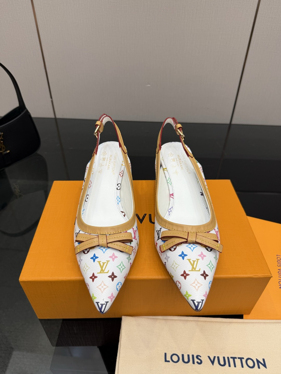 NO:788539,Louis Vuitton 2026 official website spring and summer series!  Perfect last, new mid-heel shoes, official website updated simultaneously, LV hardware “logo” is embellished, butterfly flower craft on the upper, full of details, visual feast that can’t hide LV’s elegance, just right, comfortable and easy to wear, full of femininity. The new original reverse mold last, the ultimate 1:1 shape, exquisite workmanship, imported high-end fabrics show exquisite texture!  Fabric: LV special material/denim/lambskin, high-quality soft sheepskin lining, imported goatskin for feet, Italian genuine leather outsole, 5.5 painted heels, size 34-41 (34.40, 41, customized, non-returnable and non-exchangeable), high heels and sandals, louis vuitton, louis vuitton, sandals, high heels, sheepskin, Leather soles19860909Louis Vuitton 2026官网春夏系列！完美楦型、 新品中跟后空鞋、官网同步更新 Lv五金 “logo”饰以点缀,鞋面蝴蝶花工艺、细节感拉满、效果视觉盛宴难以掩饰lv的优雅气质刚刚好、上脚舒适好穿、女人味十足. 新原版倒模楦型,极致1:1形体,做工精致、进口高端面料呈现出精致质感！ 面料LV专用材料/牛仔布/小羊皮 内里优质柔软羊皮里、 垫脚进口山羊皮、 意大利真皮大底 5.5烤漆跟 码数34-41（34.40、41、定制不退不换）,高跟鞋凉鞋,louis vuitton,louis vuitton,sandals,high heels,sheepskin,Leather soles,Women's Shoes