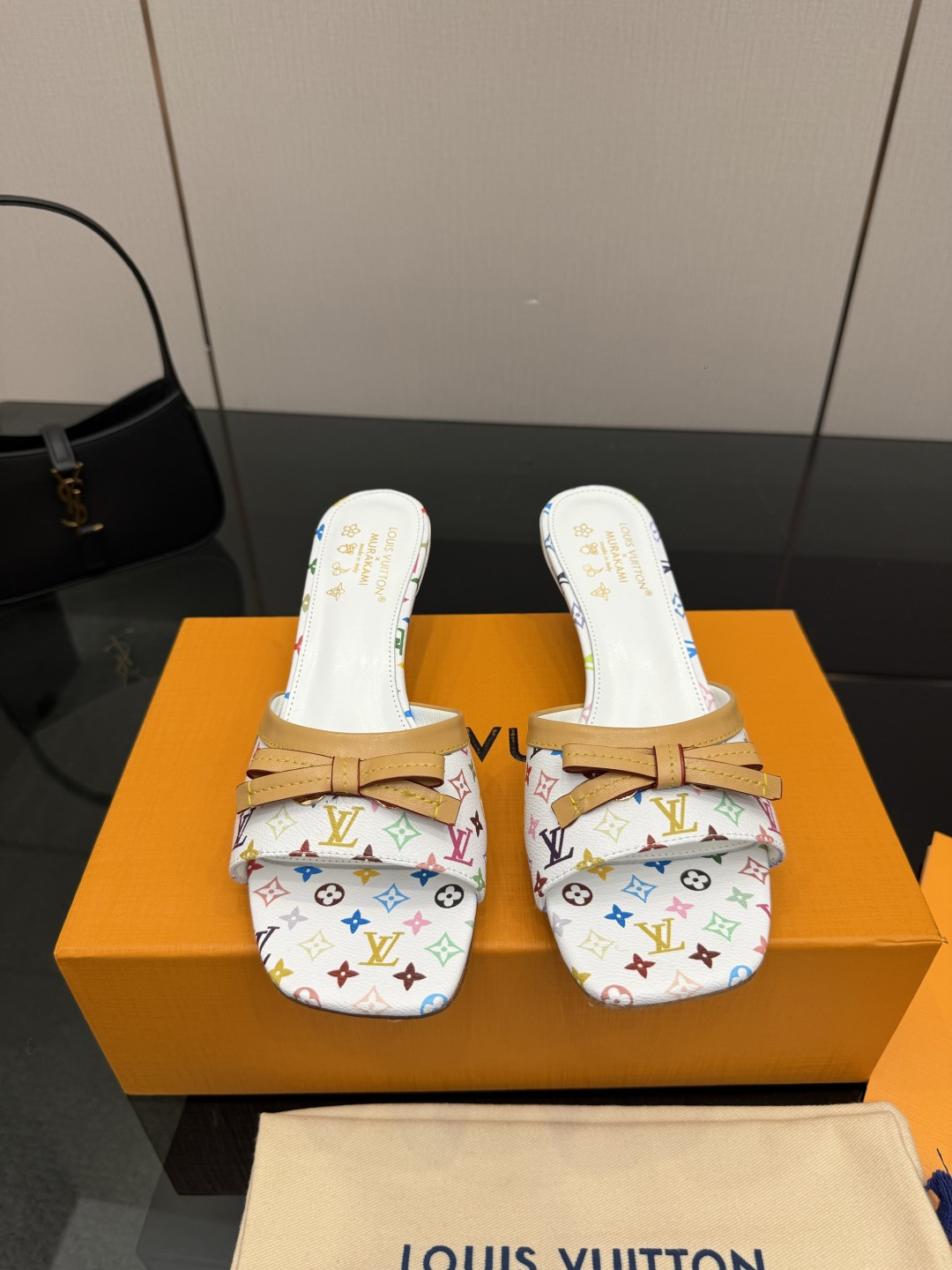 NO:788537,Louis Vuitton 2026 official website spring and summer series!  Perfect last, new mid-heeled slippers, official website updated simultaneously, LV hardware 'logo' is embellished, the upper is decorated with butterfly flower crafts, full of details, and the visual feast can hardly conceal the elegant temperament of LV. It is comfortable and easy to wear on the feet, full of femininity. The new original inverted mold last, the ultimate 1:1 shape, exquisite workmanship, and imported high-end fabrics show exquisite texture!  Fabric: LV special material/denim/sheepskin, high-quality soft sheepskin lining, imported goatskin for feet, Italian genuine leather outsole, 5.5 painted heels, size 34-41 (34.40, 41, customized, non-returnable and non-exchangeable), high heels and slippers, louis vuitton, louis vuitton, high heels, slippers, sheepskin, Leather soles19860909Louis Vuitton 2026官网春夏系列！完美楦型、 新品中跟拖鞋、官网同步更新 Lv五金 “logo”饰以点缀,鞋面蝴蝶花工艺、细节感拉满、效果视觉盛宴难以掩饰lv的优雅气质刚刚好、上脚舒适好穿、女人味十足. 新原版倒模楦型,极致1:1形体,做工精致、进口高端面料呈现出精致质感！ 面料LV专用材料/牛仔布/羊皮 内里优质柔软羊皮里、 垫脚进口山羊皮、 意大利真皮大底 5.5烤漆跟 码数34-41（34.40、41、定制不退不换）,高跟鞋拖鞋,louis vuitton,louis vuitton,high heels,slippers,sheepskin,Leather soles,Women's Shoes