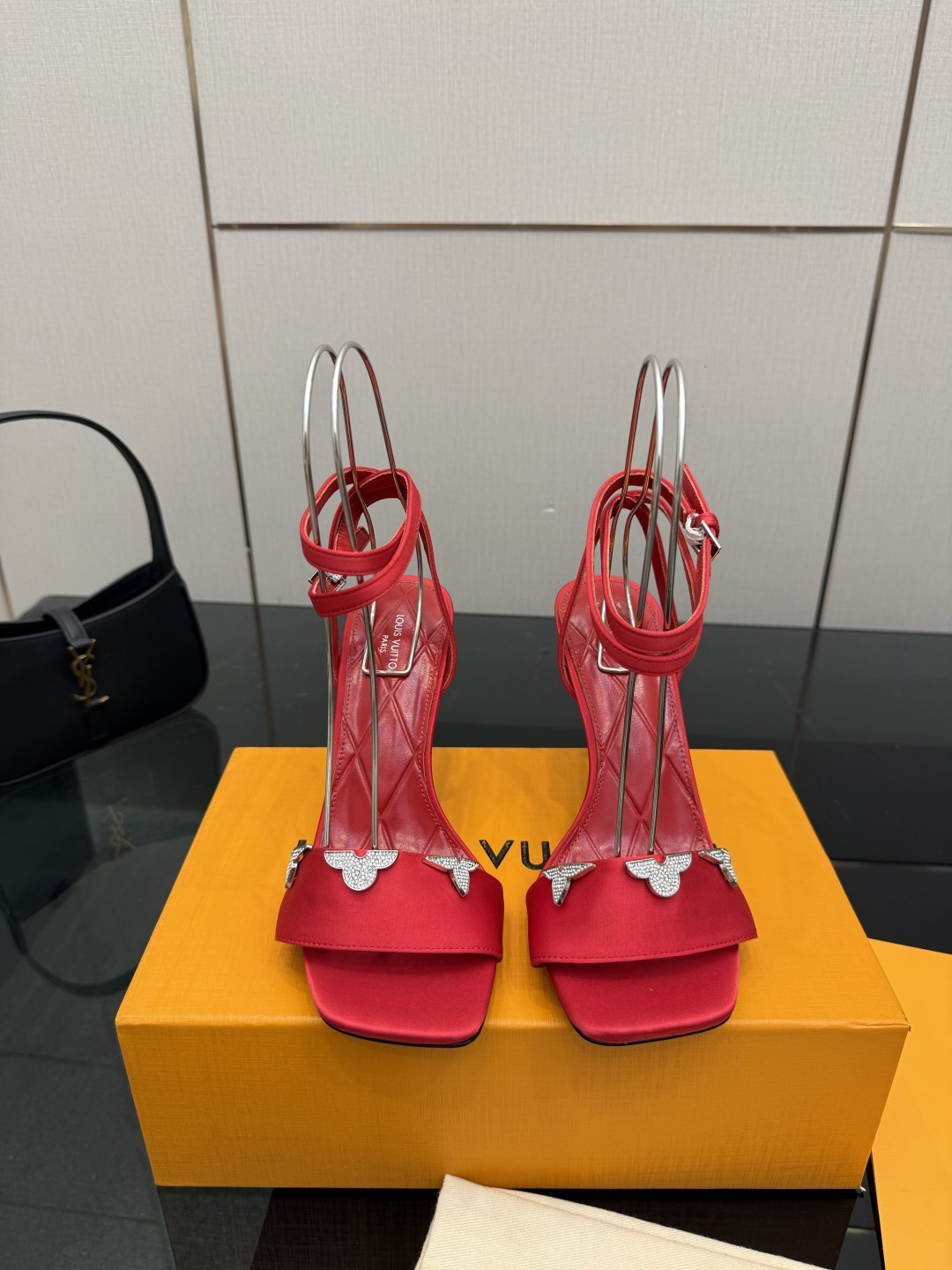 NO:788531,Louis Vuitton 2026 official website spring and summer series!  Perfect last, new high-heeled sandals, official website updated simultaneously, LV hardware 'logo' is embellished, the upper petal buckle craftsmanship, full of details, the visual feast can hardly conceal the elegant temperament of LV, comfortable and easy to wear, full of femininity. The new original inverted mold last, the ultimate 1:1 shape, exquisite workmanship, imported high-end fabrics show exquisite texture!  Fabric imported calfskin, patent leather, presbyopia, high-quality soft sheepskin lining, imported goatskin for foot pads, Italian genuine leather outsole 9CM leather bag heel size 34-41 (34.40, 41, customization is non-returnable and non-exchangeable), high heels and sandals, louis vuitton, louis vuitton, sandals, high heels, cowhide, sheepskin, Leather soles19860909Louis Vuitton 2026官网春夏系列！完美楦型、 新品高跟凉鞋、官网同步更新 Lv五金 “logo”饰以点缀,鞋面花瓣扣工艺、细节感拉满、效果视觉盛宴难以掩饰lv的优雅气质刚刚好、上脚舒适好穿、女人味十足. 新原版倒模楦型,极致1:1形体,做工精致、进口高端面料呈现出精致质感！ 面料进口小牛皮 、漆皮、老花 内里优质柔软羊皮里、 垫脚进口山羊皮、 意大利真皮大底 9CM面皮包跟 码数34-41（34.40、41、定制不退不换）,高跟鞋凉鞋,louis vuitton,louis vuitton,sandals,high heels,cowhide,sheepskin,Leather soles,Women's Shoes