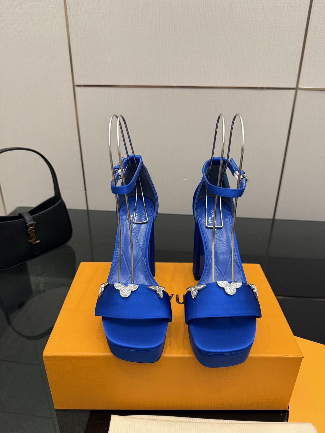 NO:788533,The latest 2026 L home spring and summer counter, the latest catwalk style water platform sandals, official website series, updated simultaneously, perfect last shape + LV new element buttons + water platform design, reappearing classics, simple and elegant style, not tiring to walk, not picky, high-end and beautiful on the feet, original inverted last type, ultimate 1:1 shape, high-end quality, imported high-end fabrics showing exquisite texture!  The fabric is imported silk cloth + cow patent leather, the lining is high-quality soft sheepskin, the foot pads are imported goatskin, the mold is opened to customize the A-grade high-density private mold outsole, and the luxury packaging!  11cm leather bag heel/2.5cm water platform bag/electroplating design, code number 35-40, (34.40.41 customized, non-refundable), high heels and sandals, louis vuitton, sandals, high heels, sheepskin, real silk198609092026最新L家春夏专柜最新走秀款水台凉鞋、官网系列、同步更新、、完美楦型+LV新元素扣子+水台设计、再现经典、款式简单大方、走路不累脚、不挑人、上脚高端大气好看、原版倒模楦型,极致1:1形体,高端品质、进口高端面料呈现出精致质感！ 面料进口真丝布+牛漆皮 内里优质柔软羊皮里 垫脚进口山羊皮 开模定制A级高密私模大底,奢华包装！ 11公分面皮包跟/2.5公分水台包皮/电镀设计 码数35-40、（34.40.41定制不退换）,高跟鞋凉鞋,louis vuitton,sandals,high heels,sheepskin,real silk,Women's Shoes