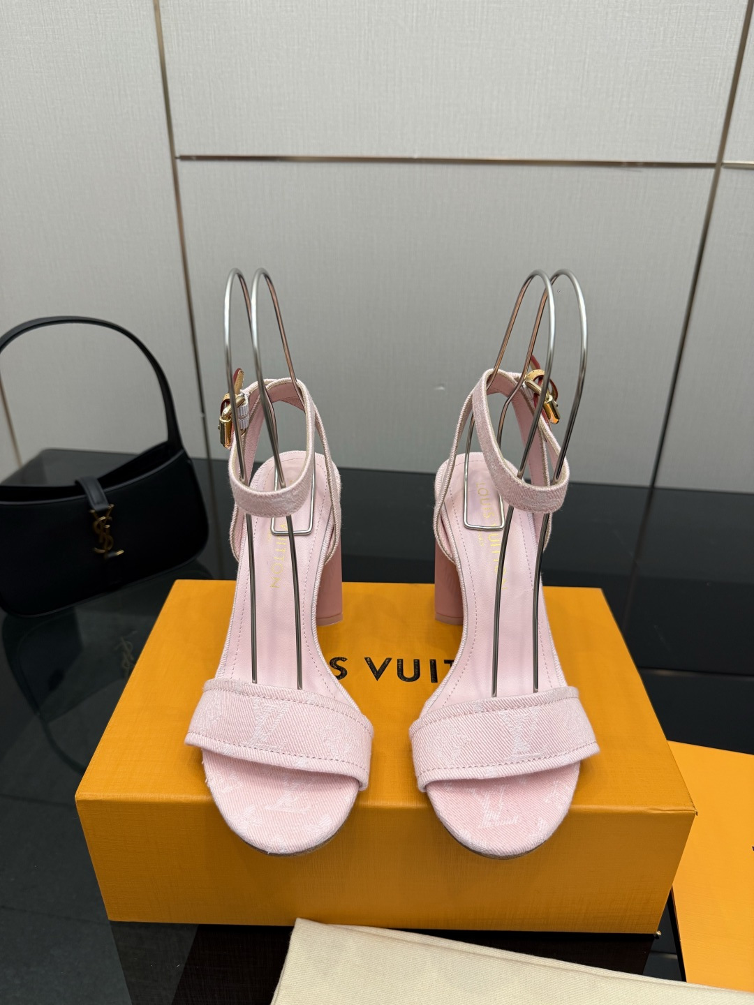 NO:788535,The latest 2026 LV spring and summer counter's latest catwalk sandals, official website series updated simultaneously, perfect last shape + oiled edge design of upper straps, reappearing classics, simple and elegant style, good-looking on the feet, original reverse mold last shape, ultimate 1:1 shape, high-end quality, imported high-end fabrics showing exquisite texture!  Fabric: imported cow patent leather/imported calfskin/denim/presbyopia, lining of high-quality soft sheepskin, foot pads of imported goatskin, custom-made A-grade high-density private mold outsole, luxurious packaging!  10 cm plum blossom heel leather bag heel, size 35-40, (34.40.41 customized, non-returnable), high heels and sandals, louis vuitton, sandals, high heels, cowhide, sheepskin198609092026最新LV家春夏款专柜最新走秀凉鞋、官网系列同步更新、完美楦型+鞋面带子油边设计、再现经典、款式简单大方、上脚大气好看、原版倒模楦型,极致1:1形体,高端品质、进口高端面料呈现出精致质感！ 面料进口牛漆皮/进口小牛皮/牛仔布/老花 内里优质柔软羊皮里 垫脚进口山羊皮 开模定制A级高密私模大底,奢华包装！ 10公分梅花跟面皮包跟 码数35-40、（34.40.41定制不退换）,高跟鞋凉鞋,louis vuitton,sandals,high heels,cowhide,sheepskin,Women's Shoes