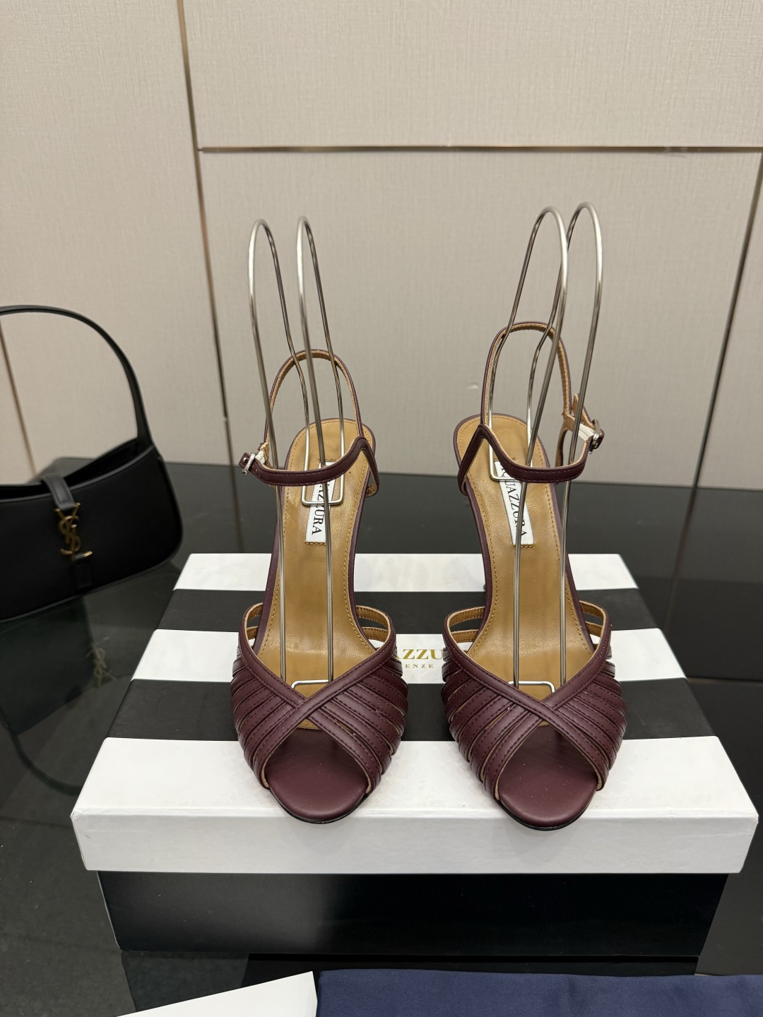 NO:788529,Glossy surface with diamonds AQUAZZURA Zp Original open mold New product hot-drilled Strap high-heeled sandals Made of original customized silk, original open mold Swarovski rhinestone decorative buckle, super shiny outsole with golden iconic pineapple micro-mark gives the item rich brand connotation and luxurious appearance. Single product genuine leather outsole sheepskin insole. The creation has beautiful and smooth appearance lines and is comfortable and fashionable on the feet. A must-have. Silk upper Footpads: Sheepskin  Outsole Italian genuine leather outsole Heel height 8.5cm Shoe size: 36–42 (35, 41, 42 are custom-made and non-refundable), high-heeled sandals, sandals, high heels, sheepskin, real silk, Leather soles19860909光面  带钻 AQUAZZURA Zp 原版开模 新品烫钻 带子高跟凉鞋 采用原版定制真丝制成,原版开模施华洛奇水钻装饰扣,超闪 大底金色标志性菠萝微标赋予单品丰富的品牌内涵与奢华的外观单品真皮大底羊皮鞋垫 创作即外观线条优美流畅又上脚舒适时髦精必入款. 鞋面真丝 脚垫: 羊皮 大底意大利真皮大底 跟高8.5cm 鞋码: 36–42（35、41、42定做不退换),高跟鞋凉鞋,sandals,high heels,sheepskin,real silk,Leather soles,Women's Shoes