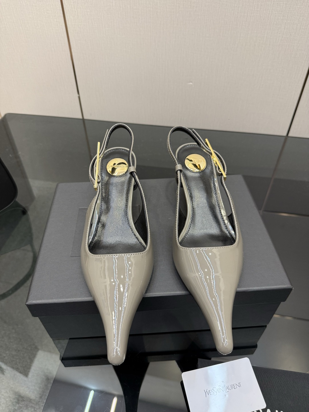NO:789157,Top-quality Saint Laurent/Yves Saint Laurent cat-heel single shoes, sandals, pointed-toe high-heeled shoes, YSL sister's beautiful high-heeled shoes. The high-heeled shoes of the same style as Saint Laurent Rose are very good at modifying the foot shape, and the luxurious metal chain. In recent years, SLP has become more and more understanding of women in high-heeled shoes and has moved away from the awkward design impression of waterproof platform models. YSL's beautiful high-heeled shoes. The upper is imported open-edge beaded cowhide. The sole is genuine leather. The heel height is about 4.5cm.  Size 35-4140.41 (customized, non-returnable and non-exchangeable), high heels and sandals, loro piana, saint laurent, saint laurent, saint laurent, sandals, high heels, cowhide, Leather soles19860909顶级品质Saint Laurent / 圣罗兰猫跟单鞋凉鞋尖头高跟鞋YSL姐姐的美丽尤物高跟鞋 又是人间圣罗兰 Rose同款的高跟鞋化很好修饰脚型,奢华金属链 这几年SLP是在高跟鞋越来越懂女人了朝摒奔了防水台款的尴尬设计印象ysl绝美高跟鞋 鞋面进口开边珠牛皮 鞋底真皮大底 跟高约4.5cm 尺码35-4140.41定制不退不换),高跟鞋凉鞋,loro piana,saint laurent,saint laurent,saint laurent,sandals,high heels,cowhide,Leather soles,Women's Shoes