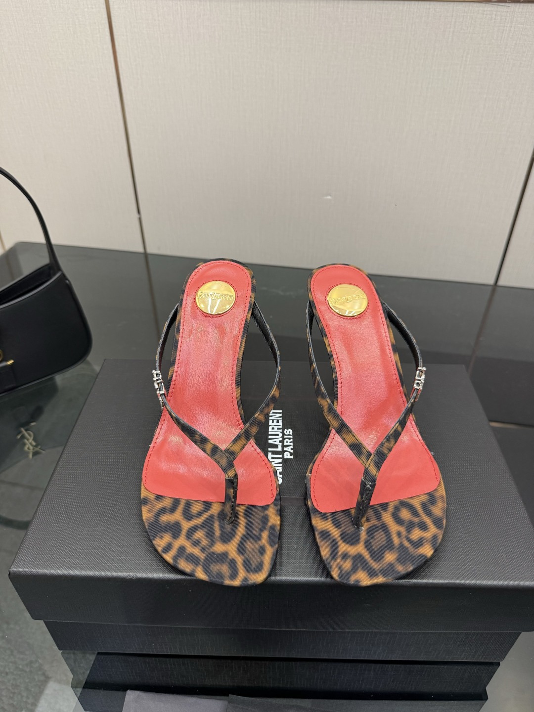 NO:789180,Saint Laurent/Saint Laurent YSL26WF new product letter metal heel flip-flops. In the spring and summer of 2026, Saint Laurent uses the iconic YSL metal letters to reshape the luxurious boundaries of flip-flops. Minimalist flip-flops are paired with glossy calfskin. Matte and metallic luster collide to create a cool and high-end sense. The metal high heels turn the brand logo into a three-dimensional support. Every step reflects the sharp aura of the Left Bank of Paris. No unnecessary decoration.  Only the metal letters are the highlight, which is an exquisite balance of casualness and luxury. Italian hand-tanned leather fits the foot, is light and stable when walking, and easily lengthens the leg line. From the beach vacation to the dinner party, you can switch freely with one shoe, giving the lazy posture its own edge. It is full of high-end and interprets the effortless high-end sexiness of YSL girls. The fabric is made of original custom leather, and the lining of the toes is all sheepskin. The genuine leather outsole imported from Italy  size35-39 (customized on 34/40/41) No. 80120402, high heels and slippers, saint laurent, saint laurent, saint laurent, high heels, slippers, cowhide, sheepskin, Leather soles19860909Saint Laurent /圣罗兰YSL26WF新品 字母金属跟高跟夹脚人字拖 2026春夏圣罗兰以标志性YSL金属字母 重塑夹脚人字拖的奢美边界. 极简夹趾线条 搭配亮面小牛皮 哑光与金属光泽碰撞出冷冽高级感 . 金属高跟将品牌徽标化作立体支撑 每一步都折射巴黎左岸的凌厉气场 . 无多余装饰 仅以金属字母点睛 是随性与奢华的精妙平衡. 意大利手工鞣制皮革贴合脚面 行走间轻盈稳固 轻松拉长腿部线条. 从度假海滩到晚宴派对 一鞋切换自由 让慵懒姿态自带锋芒 高级感满满 诠释YSL女郎不费力的高阶性感. 面料采用原版定制皮料 内里踮脚均为羊皮 意大利进口真皮大底 size35-39（34/40/41定制） 编号80120402,高跟鞋拖鞋,saint laurent,saint laurent,saint laurent,high heels,slippers,cowhide,sheepskin,Leather soles,Women's Shoes