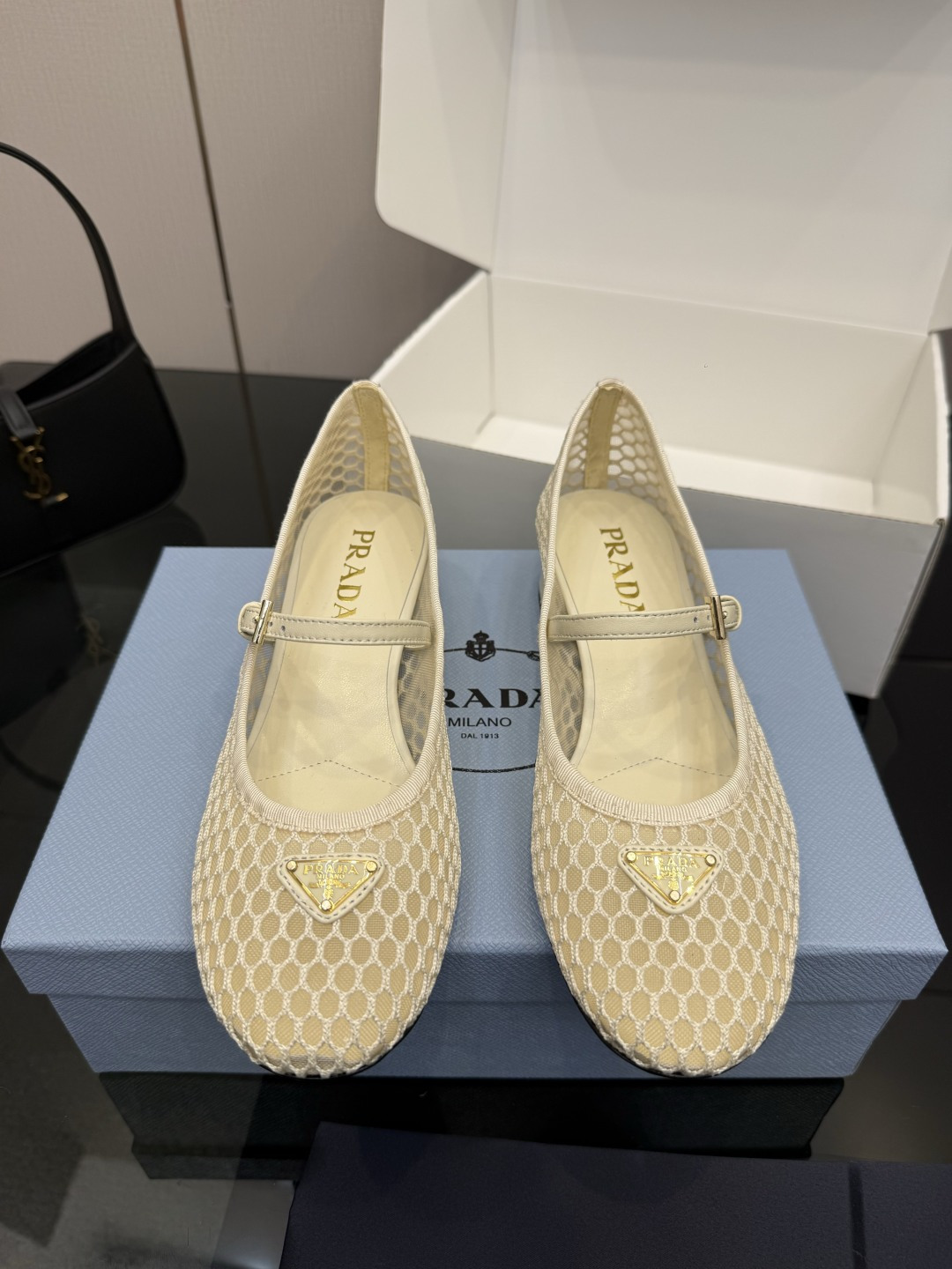 NO:789177,Prada/Prada 26WF new spring and summer product, triangle mark hollow mesh block heel Mary Jane shoes, use hollow mesh to reshape the modern outline of Mary Jane shoes. The transparent mesh of the shoe body interweaves a light texture. The classic round toe and one-line strap retain the retro charm. The eye-catching enamel triangle mark on the toe instantly anchors the brand identity. The cool metallic luster lights up the whole. The 4mm three-dimensional block heel combines stability and elegance. Walking is leisurely and comfortable for long-term wear.  Italian craftsmanship perfectly combines simplicity and avant-garde. The mesh surface is breathable and the triangle logo is recognizable. It can be easily controlled from commuting to weekend dates. It not only reveals the minimalist high-end inherited from the P family, but also hides the retro and sweet girly temperament. It is a must-have shoe of the year that has both style and practicality. The fabric is made of original customized mesh, and the toe-toe lining is all sheepskin. The Italian imported genuine leather outsole size35-39 (customized for 40/41)  No. 91820260402,Mary Jane,prada,prada,mary jane,sheepskin,Leather soles19860909Prada/普拉达26WF春夏新品 三角标镂空网面粗跟玛丽珍鞋 以镂空网面重塑玛丽珍鞋的现代轮廓. 鞋身通透网眼交织出轻盈肌理 经典圆头与一字带保留复古韵味 鞋头醒目珐琅三角标瞬间锚定品牌身份 冷冽金属光泽点亮整体. 4mm立体粗跟兼顾稳固与优雅 行走从容不迫 久穿亦感舒适. 意式工艺将简约与前卫完美融合 网面透气与三角标辨识度并存. 从通勤通勤到周末约会 都轻松驾驭 既流露 P家一脉相承的极简高级 又暗藏复古甜美的少女气质 是风格与实穿度兼备的年度必入鞋款. 面料采用原版定制网面 内里踮脚均为羊皮 意大利进口真皮大底 size35-39（40/41定制） 编号91820260402,玛丽珍,prada,prada,mary jane,sheepskin,Leather soles,Women's Shoes