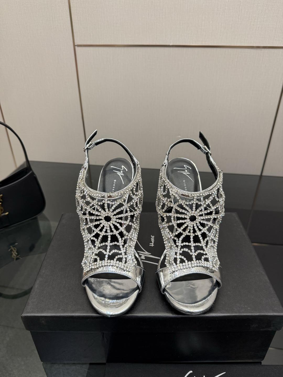 NO:781417,Giuseppe Zanotti Mistico105 Giuseppe Zanotti design Rhinestone high-heeled sandals Black suede high-heeled sandals, with hollow uppers and rhinestone embellishments, full of gorgeousness!  The stiletto heels are about 10cm, which show long legs and are suitable for formal occasions such as dinners and parties. The metal shoe rack is displayed with exquisite details. The rhinestones sparkle under the light. They look great with dresses or evening wear and easily enhance the overall look. SIZE: 35-42 (ordered at 40.41), high heels, sandals, high heels19860909Giuseppe Zanotti Mistico105 朱塞佩·萨诺第 Giuseppe Zanotti design 水钻高跟凉鞋 黑色绒面高跟凉鞋,鞋面镂空+水钻点缀,华丽感满满！细高跟约10cm,超显腿长,适合晚宴、派对等正式场合.金属鞋架展示,细节精致,水钻在灯光下超闪耀,搭配礼服或晚装都很出彩,轻松提升整体造型感. SIZE:35-42（40.41订）,高跟鞋凉鞋,sandals,high heels,Women's Shoes