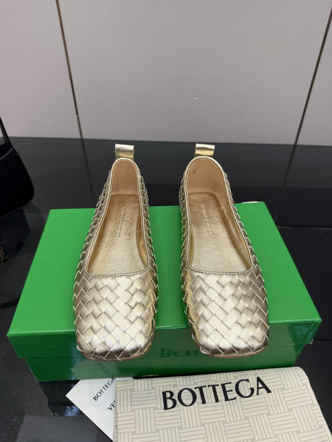 NO:781413,This classic model from BV is simply bv's latest ceiling genuine leather. Hand-woven and versatile. Simple piece of leather with 8 mm strips. Hand-woven. High-end and comfortable. The fabric is made of high-quality lambskin. The padding sheepskin lining is comfortable and high-end. The outsole is made of Italian genuine leather. It uses light dyeing technology to match the version. Original packaging is used. The shoe bag uses rubber logo printing technology. The most high-end in the market. Hot melt glue is used to shape the toe and heel. It is easy to rebound and does not deform.  The upper stitching is made with an Italian computerized sewing machine. The workmanship is fine. The original packaging is used. Three-in-one box. Treat customers sincerely. Women's model 35 36 37 38 39 40 41 42 (40 41 42 customized), ballet shoes, bottega veneta, sheepskin, Leather soles19860909BV这款经典款 简直bv最新天花板真皮 手工编织 百搭  简约一块皮8 毫米抽条  手工编织而成 高档舒适 面料选用优质小羊皮 垫脚羊皮内里舒适高端 大底选用意大利真皮大底 运用轻染工艺 对标对版 选用原版包装 鞋子布袋采用印胶logo工艺 市场最高端 采用热熔胶定型鞋头 后跟 易回弹不变形  鞋面车线选用意大利电脑针车 做工精细 选用原版包装 三合一盒子 真心对待客人 女款 35 36 37 38 39 40 41 42（40 41 42定制）,芭蕾舞鞋,bottega veneta,sheepskin,Leather soles,Women's Shoes