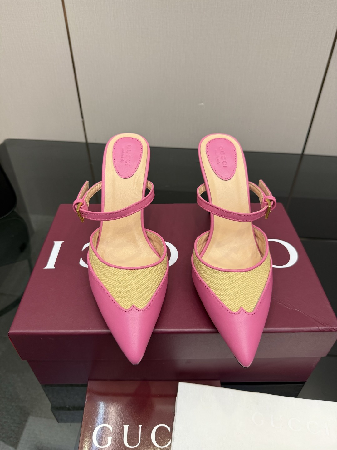 NO:786326,GUCCI2025's latest sandals. These women's sandals highlight the brand heritage and show their unique charm. Made of exquisite sheepskin, the design is elegant yet casual. It is a refreshing and ideal item for warm season styles. Top-quality version, welcome to compare. Original 1:1 replica. Please pay attention to our authenticity guarantee. Upper imported denim cowhide. Lining/foot pad full-grain high-grade lambskin. Genuine leather outsole. Heel height: 9.5cm.  Matching sizes 35-41 (41/40 custom-made, non-returnable), semi-high heels, gucci, sandals, high heels, cowhide, sheepskin, Leather soles19860909GUCCI2025最新凉鞋 这款女士凉鞋彰显品牌传承,尽显别样魅力.采用精致羊皮打造,设计优雅而不失随性,是暖季造型的清爽理想单品 顶级版本、欢迎比对. 原版1:1复刻 注意请认准咱家正品保证 鞋面进口牛仔布牛皮 内里/垫脚全粒纹高档小羊皮 鞋底真皮大底 跟高:9.5cm 配码35-41（41/40定做不退换）,半拖高跟鞋,gucci,sandals,high heels,cowhide,sheepskin,Leather soles,Women's Shoes