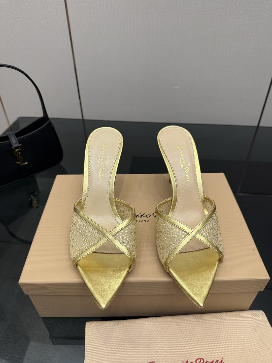 NO:781401,Gianvito Rossi 2026 classic pointed-toe mesh high-heeled shoes with hot rhinestones. It appears like the brightest star in the night sky. It has a classic style and eternal charm. The electric embroidery pattern adds a dreamy color to it. Every step takes confidence and elegance, as if telling the immortal legend of fashion. Owning it means owning the entire fashion every day. ____________________________________ * Mesh upper with hot rhinestones * Foot pads Sheepskin * Sole  Genuine leather outsole * Heel height picture 8.5cm (5.5cm, 10.5cm customized) * Size: 35-42 (40 41 42 43 customized non-returnable), high heels slippers, high heels, slippers, sheepskin, Leather soles19860909Gianvito Rossi 2026经典款尖头网纱烫钻高跟拖 它的出现就像夜空中最璀璨的星辰 经典的款式,永恒的魅力,电绣的图案更是为其增添了梦幻的色彩 每一步都踏出自信与优雅,仿佛在诉说着时尚的不朽传奇.拥有它,便是拥有了整个时尚的每一天. _____________________________ * 鞋面网纱烫钻 * 垫脚 羊皮 * 鞋底 真皮大底 * 跟高 图片8.5cm（5.5cm、10.5cm定制） * 码数:35－42（40 41 42 43定做不退换）,高跟鞋拖鞋,high heels,slippers,sheepskin,Leather soles,Women's Shoes