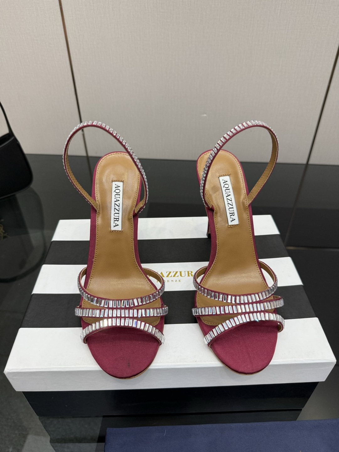 NO:781393,Pineapple high-heeled sandals Pineapple women's diamond-encrusted high-heeled slippers This upper is made of silk and square diamonds, with original molded buckles, simple and elegant. The lace design makes the shoes more feminine. The design suitable for parties is suitable for various skirts, dresses, evening gowns, and various nightclub styles. It is both simple and fashionable, too flashy and beautiful, and its beauty reaches a new level!  Cross design, full of fashion sense. Big bloggers from all walks of life are using it. ZP develops and customizes the correct fabrics. It is paired with super flashy new upgrades. The design is suitable for parties and is suitable for all kinds of skirts, dresses, evening dresses, and nightclubs. Genuine leather outsole from the same channel at the counter. Order early and sell early. Developed by the original factory, no goods will be made without the original version. Silk upper, Italian genuine leather outsole, code number 36-43 (35, 40, 41, 42, 43 customized)  Heel height 10.5 stiletto (8.5cm customized), high heels sandals, sandals, high heels, slippers, skirts, real silk, Leather soles19860909菠萝高跟凉鞋 菠萝女士镶钻高跟拖鞋 这款鞋面采用真丝和方钻,原版开模饰扣,简单大方 蕾丝搭配设计使鞋子更有女人味,适合派对的设计适用各种套裙,于连衣裙晚礼服,夜场各种款式. 既简洁又时髦 太闪太美啦 美出出新高度！ 交叉设计,时尚感满满 各路大博主都纷纷上脚 ZP开发、订制正确面料 搭配超闪全新升级,适合派对的设计适用各种套裙,连衣裙晚礼服,夜场各种款式. 专柜同渠道真皮大底 早订早卖 原厂开发,无原版不做货      鞋面真丝 鞋底意大利真皮大底 码数36–43（35、40、41、42、43定做） 跟高10.5细跟（8.5cm定制）,高跟鞋凉鞋,sandals,high heels,slippers,skirts,real silk,Leather soles,Women's Shoes