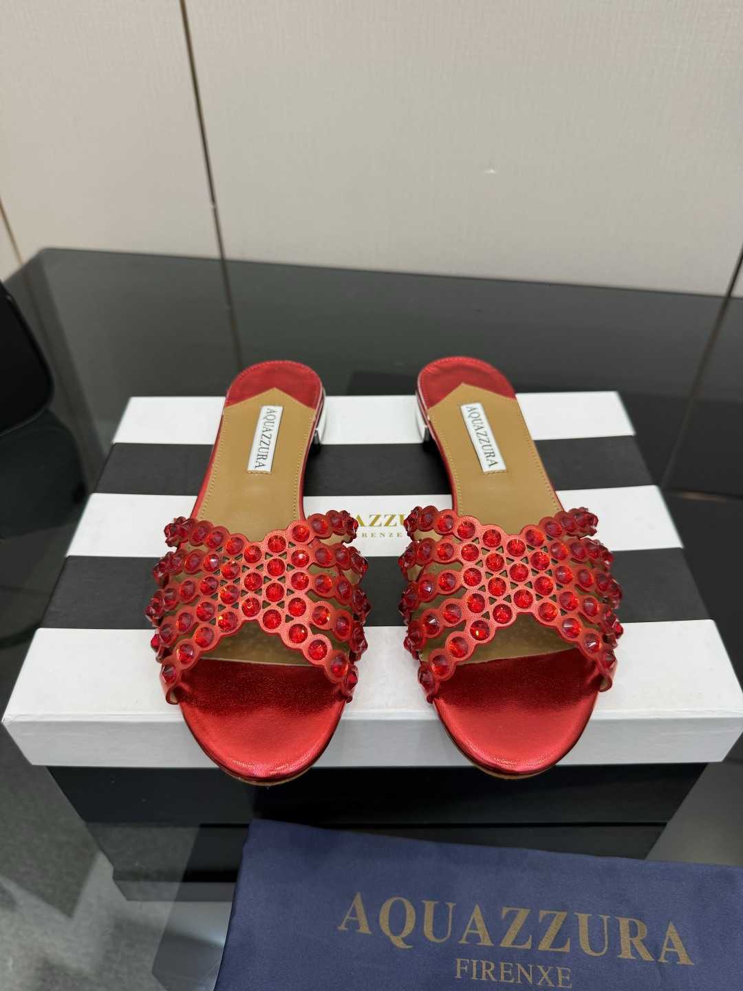 NO:781377,Aquazzura2026 new top version pineapple ladies hot diamond flat sandals original 1:1 molded heels!  Swarovski rhinestones shine brightly. Imported sheepskin is matched with the original molded heel, which is simple and elegant. It makes the shoes more feminine, and the design is suitable for parties. It is suitable for all kinds of skirts, dresses, evening dresses, and nightclubs. The heel height is matched with Swarovski rhinestones. It looks noble in any occasion. * Complete package.  36–43 (35, 40, 41, 42, 43 are custom-made and cannot be returned or exchanged), slippers, swarovski, sandals, slippers, skirts, cowhide, sheepskin, sheep, Leather soles19860909Aquazzura2026新款顶级版本菠萝女士烫钻 平底凉鞋原版1比1开模鞋跟！施华洛世奇水钻,闪耀光芒 进口羊皮搭配原版开模鞋跟,简单大方 .使鞋子更有女人味,适合派对的设计适用各种套裙,于连衣裙晚礼服,夜场各种款式 跟高搭配施华洛世奇水钻.任何场合都显高贵气质 * 全套包装. * 鞋面 羊京/牛皮 * 衬里 羊皮 * 鞋底 意大利真皮大底 * 跟高 平底 * 码数 36–43（35、40、41、42、43订做不退换）,拖鞋,swarovski,sandals,slippers,skirts,cowhide,sheepskin,sheep,Leather soles,Women's Shoes