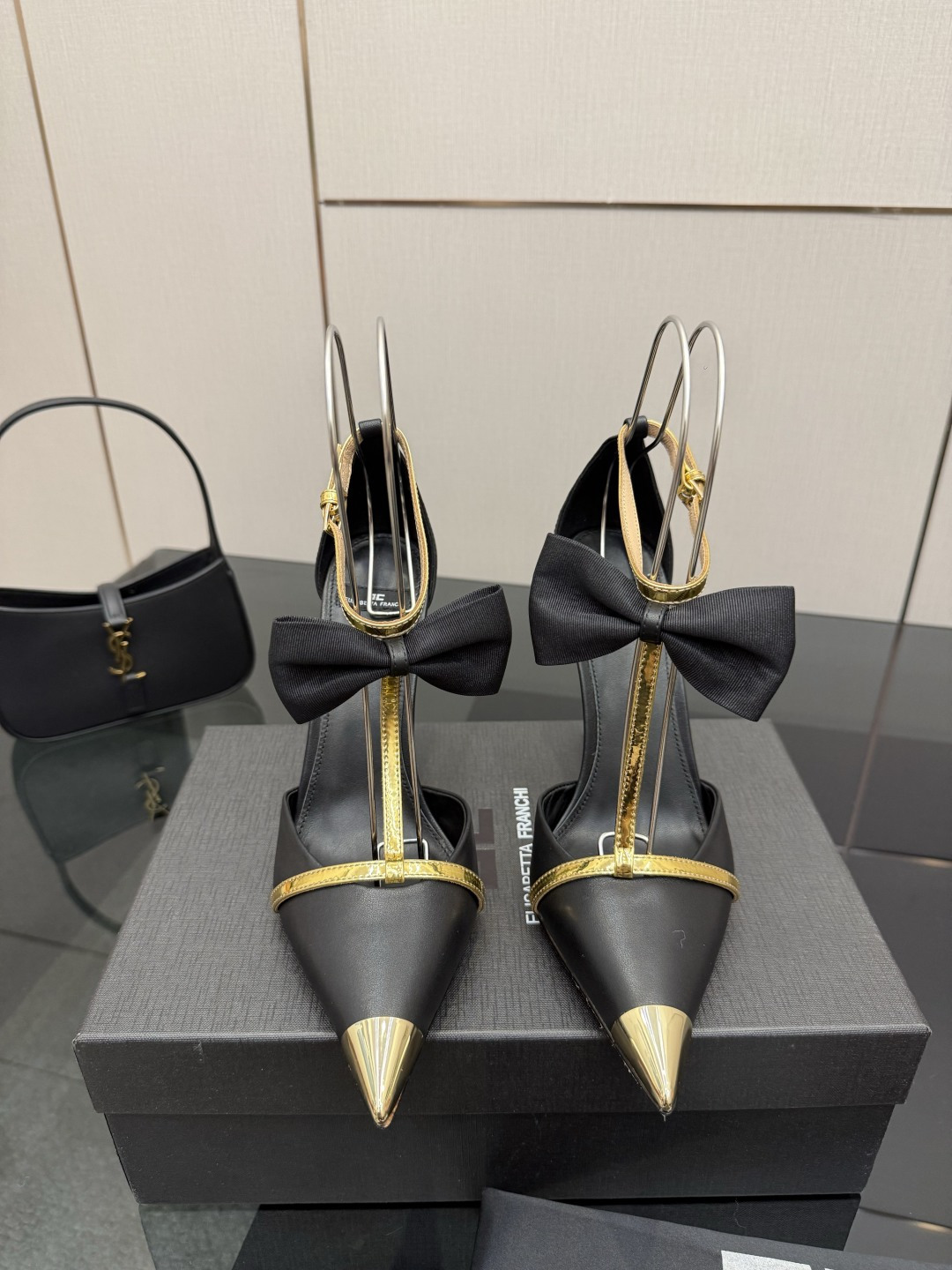 NO:781368,Elisabetta Franchi Elisabetta Franchi's beautiful high-heeled fashion show sandals. ELISABETTA FRANCH is a fashion brand from Italy. Get ready for a wave of beautiful pointed high heels. The small gold bars show a cold and cool atmosphere and the collision of sexy pointed toes. Simple yet high-end. The high heels stabilize the elegance.  Sparkling diamond straps and velvet uppers light up the romantic atmosphere. The stiletto heels bring a new 'high' level of beauty, instantly unlocking the proportions of supermodel legs, perfectly suitable for ceremonial wear, and exuding noble charm at all times. Sheepskin upper, imported sheepskin lining, imported genuine leather outsole, 10cm high heels, sandals, high heels, sheepskin, Leather soles19860909Elisabetta Franchi Elisabetta Franchi绝美高跟时装秀场凉鞋 ELISABETTA FRANCH是来自意大利的时装品牌 准备迎接一波貌美尖头高跟的心动狙击 小金条尽显冷峻酷飒气息与性感尖头碰撞 简约不失高级 跟高稳住优雅气质 闪钻袢带与丝绒鞋面点亮浪漫氛围细跟美出新“高”度,即刻解锁超模腿比例完美适配仪式感穿搭,时刻散发矜贵魅力 鞋面羊皮 内里进口绵羊皮 鞋底进口真皮大底 跟高10cm,高跟鞋凉鞋,sandals,high heels,sheepskin,Leather soles,Women's Shoes