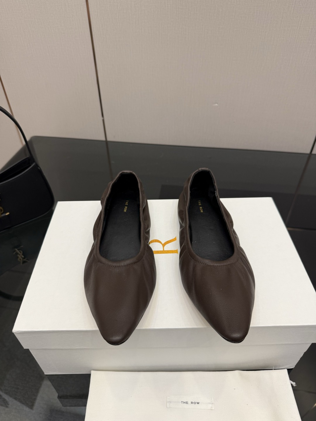 NO:781341,Purchasing agent level thero* genuine leather French retro square-toe minimalist and versatile flat-soled loafer shoes are really the most comfortable style I have ever worn. They are so soft!  People who are foot grinders must pick it up. It has a high-end yet simple feel. In fact, in addition to being good-looking, it is so comfortable that you can’t bear to take it off!  Matches jeans, suit trousers, and skirts without any sense of violation. Fabric is cowhide. Original sole. Size 35-39 (40, 41.42 customized, non-returnable and non-exchangeable), ballet shoes, loafers, skirts, jeans, business suit, cowhide19860909代购级别the ro*真皮法式复古方头极简百搭平底乐福鞋脚真的是史上我穿过最最舒服的款式太柔软啦！磨脚星人一定要收了它 有一丢高级又简约的感觉其实除了好看以外它的舒适度真的是好穿到舍不得脱下来啦！搭配牛仔裤 西装裤 半身裙都毫无违和感 面料牛皮 鞋底原版鞋底 尺码35-39（40,41.42定制不退不换）,芭蕾舞鞋,loafers,skirts,jeans,business suit,cowhide,Women's Shoes