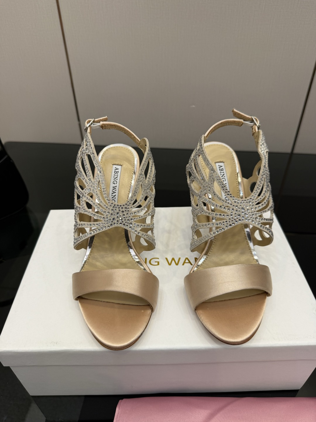 NO:781324,The popular ABING WANG high-heeled shoes have launched this charming item. A beautiful torture tool, it is made of patent leather fabric on a pointed shoe body with a deep shoe opening, which is dignified and elegant. Genuine leather outsole Upper rhinestone, silk, Yangjing Size 35-43 (40.41, 42, 43 need to be customized), high-heeled sandals, sandals, high heels, real silk, sheep, Leather soles19860909爆款ABING WANG高跟鞋 推出了这款散发着迷人魅力的单品.美丽刑具,它以漆皮面料制作于设有深鞋口的尖头鞋身端庄典雅. 鞋底真皮大底 鞋面水钻,真丝,羊京 码数35-43(40.41,42,43需定做),高跟鞋凉鞋,sandals,high heels,real silk,sheep,Leather soles,Women's Shoes
