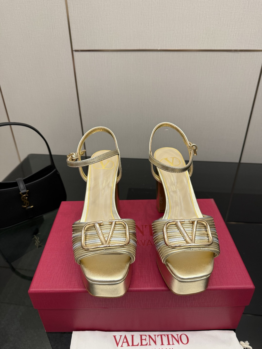 NO:781332,Valentino/Valentino 26WF new woven large V buckle fish mouth waterproof platform thick heel high-heeled sandals perfectly blend luxury and practicality. The fine woven upper has outstanding texture and the classic large V buckle serves as the visual center, reflecting the century-old elegance of the brand. The fish mouth design gently exposes the skin, looks slim and agile, and the waterproof platform adds thick heels to elongate the proportion of the body. It provides stable support and is elegant and burdenless when walking. Select high-quality leather to fit the foot shape.  It is suitable for all kinds of formal occasions. Whether it is a wedding toast, a red carpet appearance or an important dinner, it is an indispensable eye-catching tool. Every step is a sense of ceremony, showing the calm and elegant posture of a lady. The fabric is made of original customized leather, and the inner tiptoes are all sheepskin. Italian imported genuine leather outsole size35-39 (40/41 customized), high heels and sandals, valentino, valentino, sandals, high heels, sheepskin, Leather soles19860909Valentino/华伦天奴26WF新品编织 大V扣鱼嘴防水台粗跟高跟凉鞋 将奢华与实用完美融合. 细腻编织鞋面质感出众 经典大V扣作为视觉中心 折射出品牌百年传承的贵气. 鱼嘴设计温柔露肤 显瘦又灵动 防水台加持粗跟 拉长身材比例 稳固承托 行走间优雅无负担. 甄选优质皮革 贴合脚型. 适配各类正式场合 无论是婚礼敬酒 红毯亮相还是重要晚宴 都是不可或缺的吸睛利器. 每一步都是仪式感 尽显从容优雅的名媛姿态. 面料采用原版定制皮料 内里踮脚均为羊皮 意大利进口真皮大底 size35-39（40/41定制）,高跟鞋凉鞋,valentino,valentino,sandals,high heels,sheepskin,Leather soles,Women's Shoes