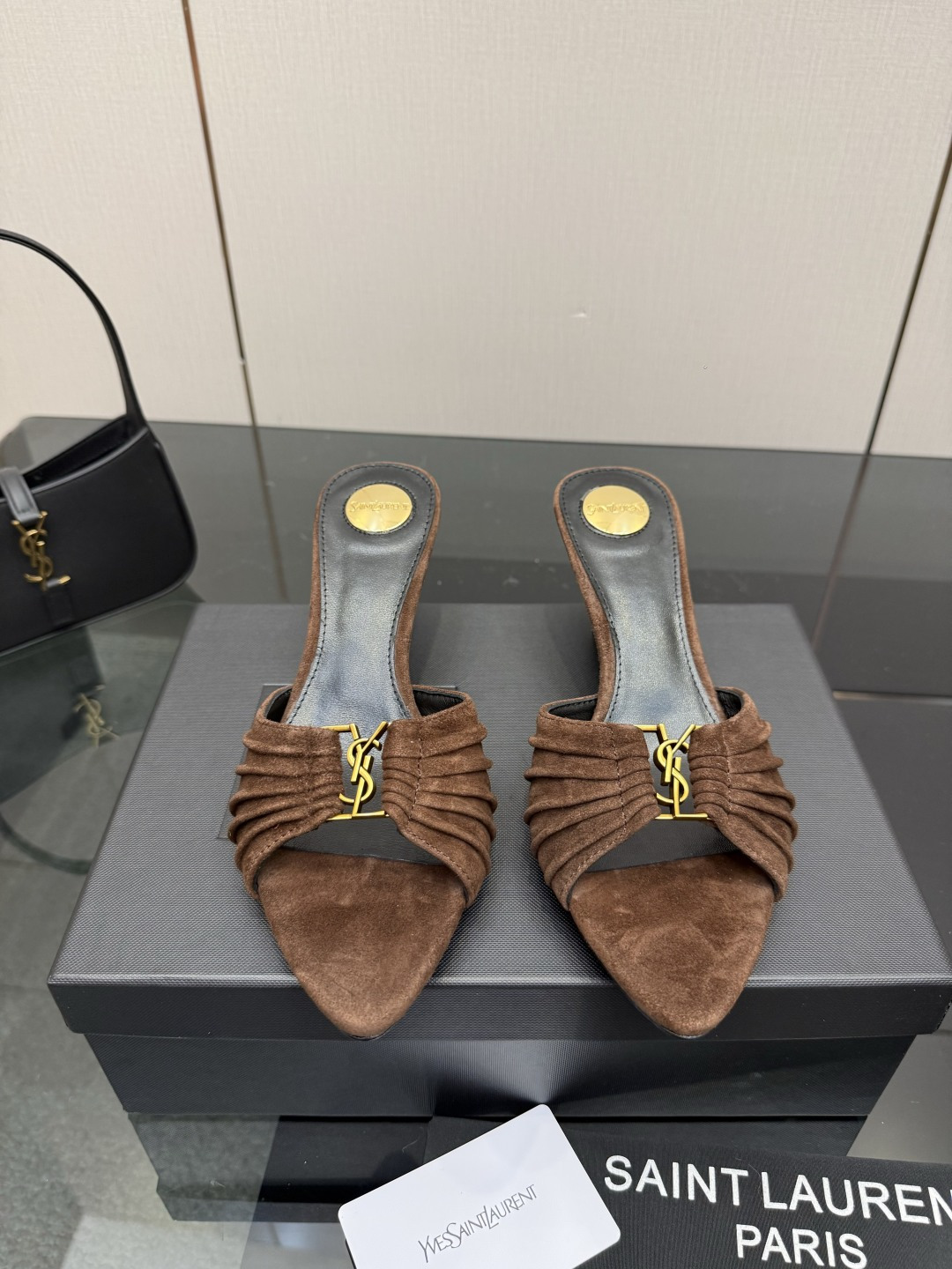 NO:781402,SAIN*LAURENT2026 new spring and summer series slippers!  How can you miss a pair of fairy shoes in the summer when slippers are so light? Pair them with various mini skirts, and you don’t have to worry about the shape of your feet at all. The transparent diamonds show a phantom under the light. It’s really too beautiful. The whiteness of your upper feet is so eye-catching!  The delicate crystal chain embellishes the delicate lines of the ankle, releasing infinite elegance. Explore more high-heeled shoes!  Fabric cowhide leather outsole Size 35-42 (customized at 40.41.42) Heel height 6.5cm, high heels slippers, saint laurent, high heels, slippers, skirts, cowhide, Leather soles19860909SAIN*LAURENT2026全新春夏系列拖鞋 ！ 拖鞋淡淡的夏日里怎么少得了一双仙女鞋 各种小裙子搭配起来 完全不挑脚型哦 通透的闪钻在光线的照耀下呈现幻彩 真的美的过分 上脚显白的让人上头！细巧水晶链饰点亮脚踝纤雅线条 释放无限优雅魅力 探索更多臻选高跟鞋！ 面料牛皮 大底真皮大底 码数35-42（40.41.42定制） 跟高6.5cm,高跟鞋拖鞋,saint laurent,high heels,slippers,skirts,cowhide,Leather soles,Women's Shoes