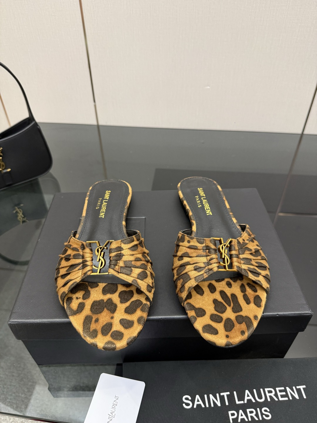 NO:781394,SAIN*LAURENT2026 new spring and summer series slippers!  How can you miss a pair of fairy shoes in the summer when slippers are so light? Pair them with various mini skirts, and you don’t have to worry about the shape of your feet at all. The transparent diamonds show a phantom under the light. It’s really too beautiful. The whiteness of your upper feet is so eye-catching!  The delicate crystal chain embellishes the delicate lines of the ankle, releasing infinite elegance. Explore more high-heeled shoes!  Fabric cowhide leather outsole Size 35-42 (customized at 40.41.42) High heels, slippers, saint laurent, high heels, slippers, skirts, cowhide, Leather soles19860909SAIN*LAURENT2026全新春夏系列拖鞋 ！ 拖鞋淡淡的夏日里怎么少得了一双仙女鞋 各种小裙子搭配起来 完全不挑脚型哦 通透的闪钻在光线的照耀下呈现幻彩 真的美的过分 上脚显白的让人上头！细巧水晶链饰点亮脚踝纤雅线条 释放无限优雅魅力 探索更多臻选高跟鞋！ 面料牛皮 大底真皮大底 码数35-42（40.41.42定制） 跟高平底,拖鞋,saint laurent,high heels,slippers,skirts,cowhide,Leather soles,Women's Shoes