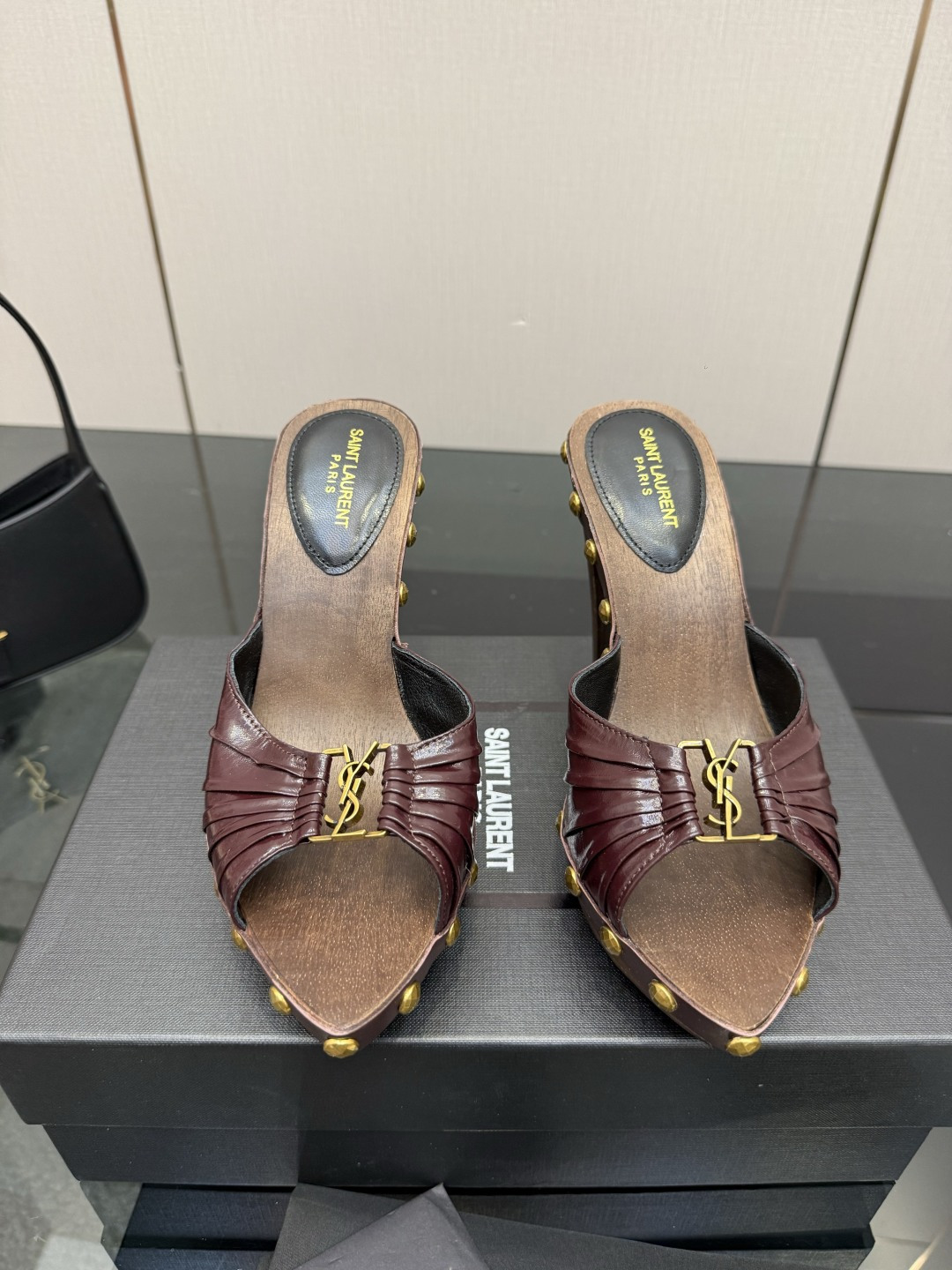 NO:781386,Top-quality Saint Laurent/Yves Saint Laurent LeeYSL sister's beauty is also Saint Laurent in the world. Rose's high-heeled shoes are very good at modifying the foot shape, and the luxurious metal chain. In recent years, SLP has become more and more aware of women in high-heeled shoes and has abandoned the embarrassing design impression of ysl beautiful sandals and slippers. The upper is genuine leather. The sole is pure handmade wooden heel. Size 35-42 (40-42 customization is non-returnable and non-exchangeable), high-heeled shoes and slippers, loro piana, saint  laurent,saint laurent,saint laurent,sandals,high heels,slippers19860909顶级品质Saint Laurent / 圣罗兰LeeYSL姐姐的美丽尤物又是人间圣罗兰 Rose同款的高跟鞋化很好修饰脚型,奢华金属链 这几年SLP是在高跟鞋越来越懂女人了朝摒奔了款的尴尬设计印象ysl绝美凉鞋拖鞋 鞋面真皮 鞋底纯手工木跟木底 尺码35-42(40-42定制不退不换),高跟鞋拖鞋,loro piana,saint laurent,saint laurent,saint laurent,sandals,high heels,slippers,Women's Shoes