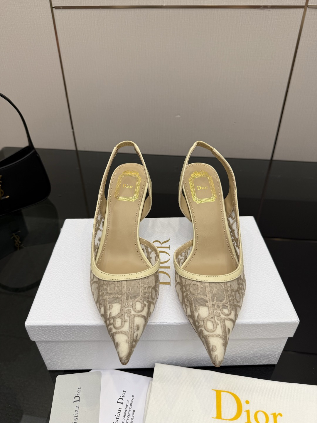 NO:781367,J'ADIOR webbing back empty sandals Dior Dior 2026 early spring latest color Macrame jacquard embroidered letter logo high heel bow color matching women's shoes The market's top high-end version Material upper imported cow patent leather electric embroidery process + water-dyed sheepskin lining + Italian genuine leather outsole Size 35-42 (40.41.42 customized) Heel height 8cm, high-heeled sandals, dior, dior, sandals, high  heels,sheepskin,leather soles19860909J'ADIOR织带后空凉鞋 迪奥 Dior 2026早春最新色 Macrame 提花刺绣字母logo高跟蝴蝶结拼色女鞋 市场顶级高端版本 材质鞋面进口牛漆皮电绣工艺++水染羊皮内里+意大利真皮大底 码数35-42(40.41.42定制) 跟高8cm,高跟鞋凉鞋,dior,dior,sandals,high heels,sheepskin,Leather soles,Women's Shoes