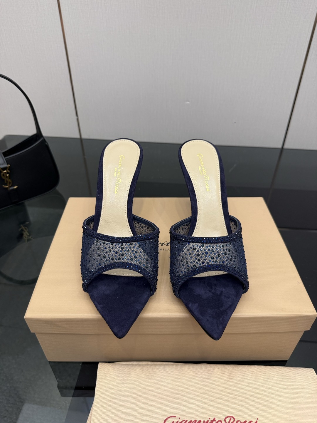 NO:781323,gianvito rossi 2026 new top version of slippers, purchasing quality!  Swarovski rhinestone pointed toe high-heeled slippers are like fairy shoes from a fairy tale. The Swarovski rhinestones are dazzling, like stars inlaid on them, each one exuding dreamy light. The pointed toe design highlights elegance, and the high heels give a confident style. Wear them, as if there are flowers under your feet, and you will be fragrant with every step, and enjoy the ultimate romance and luxury. Original model opening Top version _______________________ * Full set of packaging. *  Original custom-made sheepskin/Swarovski diamond for the upper * Foot pads sheepskin * Sole Italian genuine leather outsole * Heel height 10.5cm, 8.5cm, 5.5 three heights (please note the height when placing an order, if not, the default is 8.5 heel height) * Number of yards: 35-43 (40 41 42 43 is custom-made and non-refundable), high heels and slippers, high heels, slippers, sheepskin, Leather soles19860909gianvito rossi 2026新款拖鞋顶级版本,代购品质！施华洛奇水钻尖头高跟拖鞋,宛如从童话中走来的仙履.施华洛奇水钻璀璨耀眼,如同繁星点点镶嵌其上,每一颗都散发着梦幻的光芒.尖头设计凸显优雅,高跟赋予自信风采.穿上它,仿佛脚下生花,步步生香,尽享极致的浪漫与奢.  原版开模 顶级版本 _____________________________ * 全套包装. * 鞋面原版定制羊皮/施华洛奇钻 * 垫脚 羊皮 * 鞋底 意大利真皮大底 * 跟高 10.5cm 8.5cm5.5三种高度（下单需备注高度,没备注默认8.5跟高） * 码数:35－43（40 41 42 43定做不退换）,高跟鞋拖鞋,high heels,slippers,sheepskin,Leather soles,Women's Shoes