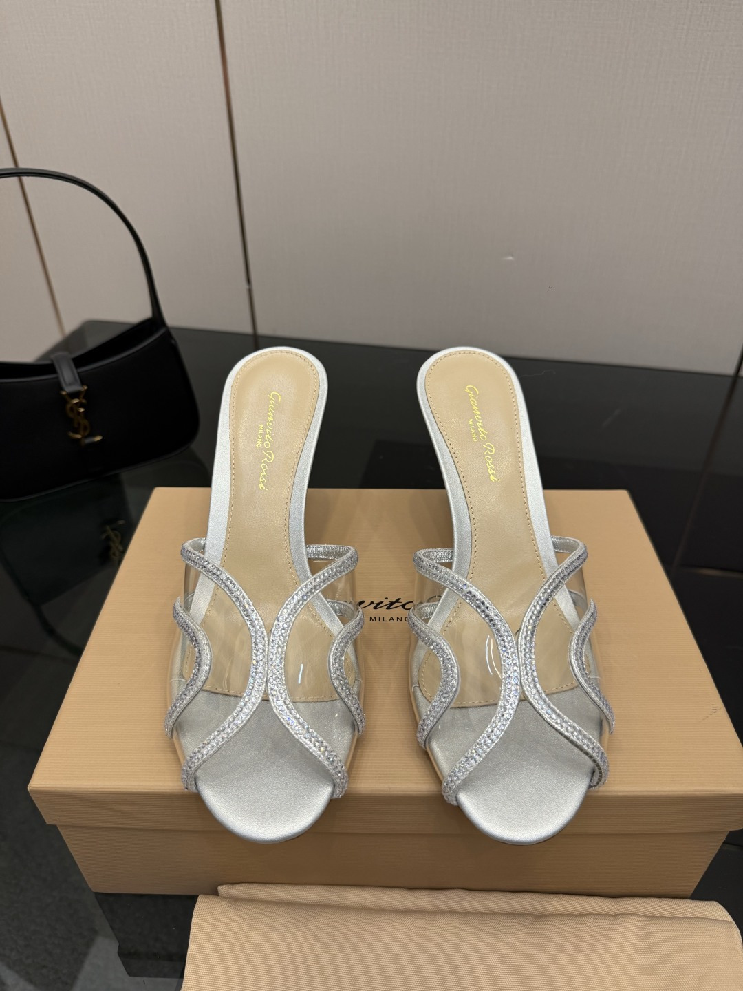 NO:781331,gianvito rossi 2026 new slippers top version!  Purchasing quality!  Swarovski rhinestone round-toe high-heeled slippers are like fairy shoes from a fairy tale. The Swarovski rhinestones are dazzling, like stars inlaid on them, each one exuding dreamy light. The round-toe design highlights elegance, and the high heels give a confident style. Wearing these, it feels like flowers are growing under your feet, and every step is fragrant, and you can enjoy the ultimate romance and luxury. 2312-2 Original mold opening Top version _______________________ * Full package. *  Upper film, Swarovski diamonds * Foot pads Sheepskin * Sole Italian leather outsole * Heel height 8.5cm, two heights of 10.5 (10.5 is custom-made and non-refundable! You need to note the height when placing an order, if not, the default is 8.5)  soles19860909gianvito rossi 2026新款拖鞋 顶级版本！ 代购品质！ 施华洛奇水钻圆头高跟拖鞋,宛如从童话中走来的仙履.施华洛奇水钻璀璨耀眼,如同繁星点点镶嵌其上,每一颗都散发着梦幻的光芒.圆头设计凸显优雅,高跟赋予自信风采.穿上它,仿佛脚下生花,步步生香,尽享极致的浪漫与奢.2312-2  原版开模 顶级版本 _____________________________ * 全套包装. * 鞋面胶片,施华洛奇钻 * 垫脚 羊皮 * 鞋底 意大利真皮大底 * 跟高 8.5cm 10.5两种高度（10.5定做不退换！下单需备注高度,没备注默认8.5跟高） * 码数:35－43（40 41 42 43定做不退换）,高跟鞋拖鞋,high heels,slippers,sheepskin,Leather soles,Women's Shoes